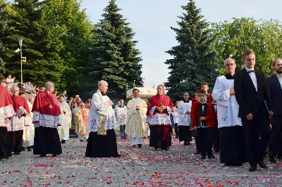 W piątek 8 czerwca obchodziliśmy Uroczystość Najświętszego Serca Pana Jezusa. Jest to nasze święto patronalne złączone z możliwością zyskania odpustu zupełnego. Uroczystej sumie odpustowej przewodniczył bp Kazimierz Górny. Kaznodzieją odpustowym był ks. Mieczysław Lignowski. fot. Joanna Prasoł