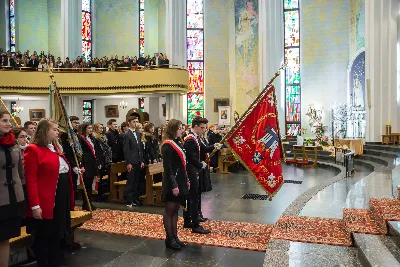 Uroczystość Chrystusa Króla to także święto Akcji Katolickiej i KSM-u. Centralnej uroczystości w Katedrze przewodniczył biskup diecezjalny Jan Wątroba. Eucharystię koncelebrowało 25 księży, wśród nich ks. Stanisław Potera – asystent diecezjalny AK i ks. Tomasz Ryczek – asystent diecezjalny KSM. Po wyznaniu wiary 88 młodych osób złożyło przyrzeczenie Katolickiego Stowarzyszenia Młodzieży. Obrzęd przyrzeczenia prowadził Paweł Grodzki – prezes KSM Diecezji Rzeszowskiej. Ceremonia zakończyła się odśpiewaniem hymnu KSM i zawołaniem: „Przez cnotę, naukę i pracę, służyć Bogu i Ojczyźnie, Gotów!”

Po Komunii św. bp Jan Wątroba, razem z ks. Stanisławem Poterą, wręczył nominacje 20 nowym prezesom oddziałów parafialnych Akcji Katolickiej. Krótkie przemówienia wypowiedzieli kolejno: Jeremi Kalkowski – prezes Zarządu Diecezjalnego Instytutu AK i Paweł Grodzki.

Po Komunii św. wszyscy zebrani uklękli przed Najświętszym Sakramentem. Biskup Ordynariusz odczytał Jubileuszowy Akt Przyjęcia Jezusa Chrystusa za Króla i Pana.

Po Mszy św. bp Jan Wątroba wręczył odznaki i legitymacje nowym członkom KSM.

fot. Fotografiarzeszow