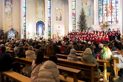 W niedzielę Chrztu Pańskiego w Katedrze Rzeszowskiej wybrzmiały najpiękniejsze polskie kolędy i pastorałki wykonane przez Katedralny Chór Chłopięco-Męski Pueri Cantores Resovienses pod dyrekcją Marcina Florczaka. Chór miał okazję wystąpić kilkukrotnie w Katedrze w czasie liturgicznego okresu Bożego Narodzenia uświetniając swym śpiewem obchodzone uroczystości. Miało to miejsce podczas mszy świętych w niedzielę Świętej Rodziny, w święto św. Jana Apostoła z okazji imienin księdza biskupa Jana Wątroby oraz w uroczystość Objawienia Pańskiego z okazji kolejnej rocznicy przyjęcia sakry biskupiej przez księży biskupów Kazimierza Górnego i Edwarda Białogłowskiego. W ubiegłą niedzielę (9.01) po Mszy Świętej o godz. 12:00 można było znów usłyszeć wiele pięknych, znanych polskich kolęd w wykonaniu chóru, m. in. Bóg się rodzi, Tryumfy Króla Niebieskiego, Przybieżeli do Betlejem czy Cicha noc. Wybrzmiały także mniej znane, ale równie piękne pastorałki: Cicho, cicho pastuszkowie w wykonaniu solisty Eryka Chudzika czy Kołysanka Józefa w wykonaniu solisty Tomasza Nowaka. Solową partią popisał się także Jan Żmuda  w kolędzie Jezus malusieńki. Solistom akompaniował na pianinie chórzysta Maksymilian Rogóż. Chór wykonał także po dwa utwory na głosy męskie (W żłobie leży i Mizerna cicha) oraz na głosy dziecięce (Gore gwiazda i My też pastuszkowie).  Kolędowanie wpisuje się zarówno w kanon liturgii Kościoła katolickiego, jak i w naszą narodową tradycję. Dlatego wszyscy chętnie słuchają tych utworów, jednocześnie włączając się we wspólny śpiew. Także tym razem na zakończenie spotkania Panu Dyrygentowi udało się porwać zgromadzonych wiernych do wspólnego wykonania kolędy Wśród nocnej ciszy. Działalność Katedralnego Chóru Chłopięco-Męskiego Pueri Cantores Resovienses można wesprzeć przekazując 1% podatku na OPP Katolickie Towarzystwo Śpiewacze KRS 0000050601 lub wpłacając darowiznę na cele statutowe na konto bankowe podane na stronie resovienses.org. Beata Świerad fot. Joanna Prasoł