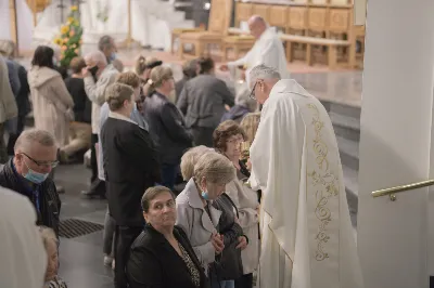 "Gwiazdo śliczna, wspaniała, o fatimska Maryja! Do Ciebie się uciekamy, o Maryjo, Maryjo!" Słowami tej pieśni licznie zgromadzeni w katedralnej świątyni wierni rozpoczęli kolejne w tym roku uroczyste nabożeństwo fatimskie. Wrześniowej modlitwie przewodniczyła parafia pw. Św. Michała Archanioła w Rzeszowie. Wielu parafian przybyło do Katedry w pieszej pielgrzymce pod przewodnictwem księdza Czesława Matuły. Przed Mszą Świętą, przy figurze Pani Fatimskiej, dk. Marcin Murawski odczytał liczne prośby i podziękowania do Matki Bożej. Uroczystej Eucharystii przewodniczył oraz Słowo Boże wygłosił proboszcz parafii pw. Św. Michała Archanioła w Rzeszowie - ks. Michał Bator. Kaznodzieja ukazał wartość i moc modlitwy. Za wzór postawił setnika, który spotyka się z czułym Jezusem. Tak jak Bóg znał potrzeby setnika, tak samo zna i nasze potrzeby i problemy. Jednak, jak przypomniał ks. Michał, każdy z nas musi przyjąć postawę setnika: uznać swój grzech i swoją niemoc. Wtedy Bóg będzie mógł działać w naszym życiu. W dalszej części homilii kaznodzieja przypomniał sylwetkę błogosławionej matki Elżbiety Czackiej, będącej dla nas wzorem cierpliwości i oczekiwania. Potrzebujemy czasu, aby łaska Boża przemieniła nasze serce – przypomniał kaznodzieja. Ta cierpliwość pomaga odkrywać Boży plan na nasze życie. Po zakończeniu Eucharystii wszyscy zgromadzeni wyruszyli w procesji różańcowej z figurą Matki Bożej Fatimskiej oraz relikwiami błogosławionych Hiacynty i Franciszka. Wierni prosili, aby Boże słowo wypełniało się w ich codzienności. Tej części nabożeństwa przewodniczył ks. Jakub Oczkowicz wraz z przedstawicielami parafii pw. Św. Michała Archanioła. Wspólną modlitwę zakończyło odśpiewanie Apelu Jasnogórskiego oraz adoracja Najświętszego Sakramentu. Na koniec ks. Krzysztof Gołąbek – proboszcz Katedry, dziękując wszystkim za obecność i wspólne czuwanie przy Matce Bożej, zaprosił na ostatnie w tym roku, październikowe nabożeństwo fatimskie.  fot. Małgorzata Ryndak