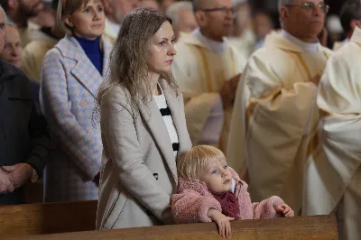 „Eucharystia powinna nas prowadzić do odkrycia kapłańskiej misji Ludu Bożego, kapłańskiej misji każdego z nas” – powiedział Biskup Rzeszowski podczas Mszy Wieczerzy Pańskiej, której przewodniczył w katedrze rzeszowskiej w Wielki Czwartek, 2 kwietnia 2026 r.
Podczas uroczystej liturgii Wielkiego Czwartku w katedrze rzeszowskiej, której przewodniczył bp Jan Wątroba, wierni zostali zaproszeni do refleksji nad tajemnicą Eucharystii, kapłaństwa oraz powołania całego Ludu Bożego do udziału w misji Chrystusa. Na zakończenie homilii biskup zachęcił do szczególnej modlitwy za kapłanów, zwłaszcza tych przeżywających trudności i kryzysy. „Panie Jezu, dobry pasterzu i towarzyszu wędrówki, dziś powierzamy Ci wszystkich kapłanów, ale zwłaszcza tych, którzy przechodzą chwilę kryzysu” – powiedział Biskup Rzeszowski. Wezwał także wspólnotę wiernych do troski o kapłanów poprzez modlitwę, życzliwość i wsparcie.
Wielkoczwartkowa liturgia w katedrze rzeszowskiej stała się nie tylko dziękczynieniem za dar Eucharystii i kapłaństwa, ale także wezwaniem do odnowienia świadomości odpowiedzialności każdego wiernego za życie Kościoła i świadectwo wiary w świecie. fot. ks. Jakub Oczkowicz
