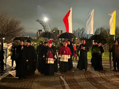 W Niedzielę Palmową (2 kwietnia 2023 r.) odbył się „Marsz modlitewny ze św. Janem Pawłem II”, który rozpoczął się przy Kościele akademickim pw. Św. Jadwigi Królowej. Wśród osób biorących udział w wydarzeniu obecni byli m. in.: Ewa Leniart, wojewoda podkarpacki, Marcin Warchoł, sekretarz stanu w Ministerstwie Sprawiedliwości, a także władze lokalne, samorządowcy, służby mundurowe, przedstawiciele instytucji, szkół, fundacji, stowarzyszeń katolickich, a także kapłani i siostry zakonne.
Uczestnicy udali się do katedry rzeszowskiej, gdzie następnie odbyła się Eucharystia, której przewodniczył bp Jan Wątroba. W liturgii wzięli udział także: abp Edward Nowak, bp Edward Białogłowski, bp Kazimierz Górny, ks. infułat Wiesław Szurek i 25 kapłanów.
W homilii bp Wątroba mówił m. in., iż „ze smutkiem obserwujemy, jak wielu atakuje osobę i nauczanie św. Papieża, powtarzając nieuzasadnione i bezpodstawne oskarżenia i zniewagi. A jeszcze niedawno szczycili się i powoływali na osobiste spotkania, wspólne fotografie, cytowali wypowiedzi. Równie smutne jest to, że czynią to swoi, rodacy. W żadnym innym narodzie nie ma takich złośliwości, agresji i ataków na pamięć o św. Janie Pawle II. Tym bardziej potrzeba naszej jedności i solidarności w przypominaniu Jego świadectwa, Jego słów, gestów i trwałych dzieł”.
„Módlmy się i my za tych, którzy chcą zniszczyć pamięć i dobre imię św. Jana Pawła II, by Pan dał im łaskę opamiętania. A sami z tym większą gorliwością realizujmy program, który nam zostawił w swoim testamencie św. Jan Paweł II Wielki” – zachęcał biskup rzeszowski.
Po Mszy św. wierni wraz z biskupami przeszli do Parku Papieskiego. Tam, modlono się pod pomnikiem św. Jana Pawła II, gdzie złożono kwiaty, zapalono znicze, a także odśpiewano Apel Jasnogórski poprzedzony wspomnieniami o św. Janie Pawle II, które wypowiedział ks. Stanisław Słowik. Modlitwę zakończył śpiew „Barki”. 