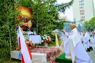 W czwartek w Uroczystość Najświętszego Ciała i Krwi Pańskiej (Boże Ciało) Msza Święta parafialna o godz. 12.00 była sprawowana na osiedlu Drabinianka na placu zieleni między ul. Graniczną i Zieloną. Dziękujemy parafianom za zaangażowanie i pomoc w przygotowaniu ołtarzy: - Ołtarz Mszy Świętej - Spółdzielnia Mieszkaniowa Metalowiec i mieszkańcy ul. Zielonej. - I ołtarz przy kapliczce Matki Bożej Fatimskiej – mieszkańcy bloku ul. Cicha 9. - II ołtarz przy Akademikach – mieszkańcy bloków ul. Cicha 3 i 7. - III ołtarz przed „Energetykiem” mieszkańcy bloku Kwiatkowskiego 5. - IV ołtarz obok bloków ul. Graniczna 4a i 4b – mieszkańcy tychże bloków.  fot. Andrzej Kotowicz