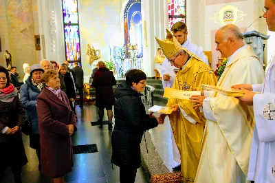 „Jesteśmy na świecie, aby stać pod krzyżem, głosić prawdę o krzyżu i bronić krzyża. W nim jest cała nasza nadzieja” – powiedział bp Jan Wątroba w dniu Uroczystości Jezusa Chrystusa Króla Wszechświata w rzeszowskiej katedrze. Podczas Mszy św. nowi członkowie Katolickiego Stowarzyszenia Młodzieży złożyli przyrzeczenie, a prezesi oddziałów parafialnych Akcji Katolickiej otrzymali nominacje.  Mszy św. przewodniczył bp Jan Wątroba. W koncelebrze uczestniczyli infułaci: ks. Stanisław Mac, ks. Wiesław Szurek i ponad 20 księży, wśród nich ks. Stanisław Potera, asystent diecezjalny Akcji Katolickiej (AK) i ks. Tomasz Ryczek, asystent diecezjalny Katolickiego Stowarzyszenia Młodzieży (KSM).  Po wyznaniu wiary 73 młode osoby złożyły przyrzeczenie Katolickiego Stowarzyszenia Młodzieży.  Po Komunii św. bp Jan Wątroba, razem z ks. Stanisławem Poterą, wręczył nominacje 19 nowym prezesom oddziałów parafialnych Akcji Katolickiej.  Na zakończenie Mszy św. bp Wątroba, na prośbę ks. Krzysztofa Gołąbka, proboszcza parafii katedralnej, wręczył dyplomy ceremoniarza Rafałowi Waszczakowi i Dawidowi Różańskiemu, długoletnim członkom Liturgicznej Służby Ołtarza w parafii katedralnej.  fot. Andrzej Kotowicz