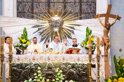 Ponad 100 lat temu, w roku 1917 r. w Fatimie, Matka Boża każdego 13. dnia miesiąca od maja do października objawiała się trójce dzieci: Łucji, Hiacyncie i Franciszkowi. Prosiła ich wówczas o odmawianie modlitwy różańcowej w intencji pokoju na świecie i nawrócenia grzeszników. Wzorem tych wydarzeń w wielu parafiach w Polsce i na świecie prowadzone są nabożeństwa fatimskie. Nie inaczej jest w rzeszowskiej katedrze, gdzie 13 października zakończono cykl tegorocznych spotkań modlitewnych przy figurze Pani Fatimskiej. Wieczór fatimski rozpoczął się o godz. 18:40 odczytaniem próśb i podziękowań do Matki Bożej Fatimskiej. Wcześniej wierni mogli skorzystać z sakramentu pokuty. O godz. 19:00 odprawiono uroczystą Mszę Świętą, której przewodniczył ks. Andrzej Szpaczyński – ojciec duchowny w Wyższym Seminarium Duchownym w Rzeszowie. Wygłosił on także homilię, w której nawiązał do liturgii słowa z dnia, przyrównując ją do myślenia współczesnego człowieka. „Jezus mówi do nas «Kto nie jest ze mną, jest przeciwko mnie». Można pomyśleć: jestem teraz w kościele, modlę się, spowiadam, przyjmuję sakramenty, ale czy rzeczywiście jestem z Jezusem czy tylko z Nim bywam? Czy jestem w Jego obecności cały czas czy jedynie bywam z Nim przez pewne chwile w ciągu dnia? Być z Jezusem to być po Jego stronie, mieć podobne myślenie, jak On, które przejawia się w czynach, podejmowanych decyzjach, a także w patrzeniu na drugiego. To wiara jest filtrem, który pozwala zobaczyć w drugim człowieku nie przeciwnika, ale brata – nawet jeśli jest on inny lub myśli inaczej. Wiara może pomagać wchodzić z nim w relację. Warto zadać sobie pytanie: czy mam w sobie ten filtr, ten sposób patrzenia, dzięki któremu jestem po stronie Jezusa?”. Następnie celebrans przywołał wydarzenia z portugalskiego miasteczka: „Choć nie jesteśmy świadkami cudu słońca, który zobaczył dziesięciotysięczny tłum 13 października 1917 w Fatimie, to słyszymy dzisiaj wezwanie do nawrócenia i pokuty. Każdy z nas jest wezwany, by się nawracać. Być może nawróceniu powinno ulec nasze spojrzenie na innych, by zobaczyć w nich dobro, a na świat patrzeć z wiarą”. Mszę Świętą koncelebrowali ks. Bogusław Babiarz – dyrektor administracyjny WSD w Rzeszowie, ks. Krzysztof Gołąbek – proboszcz parafii katedralnej oraz ks. Michał Rurak – katedralny wikariusz. Posługę w czasie liturgii pełnili alumni rzeszowskiego seminarium, którzy wraz z diakonem Łukaszem prowadzili także modlitwę różańcową z rozważaniami opartymi o historię błogosławionej rodziny Ulmów. Korzystając z ciepłej, jesiennej pogody po zakończonej Mszy Świętej odbyła się procesja na placu przed świątynią z figurą Pani Fatimskiej. Wierni z świecami w rękach zawierzali siebie, swoje rodziny i wszelkie troski w modlitwie różańcowej. Duchowo łączyli się z nimi słuchacze katolickiego radia VIA, które transmitowało całe nabożeństwo. Przed wyśpiewaniem Apelu Jasnogórskiego ks. Krzysztof, proboszcz parafii katedralnej, podsumował tegoroczne nabożeństwa fatimskie, dziękując wiernym za uczestnictwo w uwielbieniu Boga za przyczyną Pani Fatimskiej. W sposób szczególny podziękowania skierował do braci alumnów z roku propedeutycznego, życząc, aby modlitwa przy figurze Matki Bożej z Fatimy umacniała rozeznawanie drogi ich powołania. Wyrazy wdzięczności popłynęły w stronę kapłanów z dekanatu Rzeszów-Katedra, sióstr zakonnych, orkiestry pod batutą Tadeusza Cielaka, która uświetniała każde z tegorocznych nabożeństw oraz słuchaczy katolickiego radia VIA. Do godz. 22:00 w świątyni trwała adoracja Najświętszego Sakramentu, w której wierni licznie uczestniczyli. Od listopada do kwietnia 13. dnia miesiąca w świątyni katedralnej prowadzona jest modlitwa różańcowa przy figurze Matki Bożej Fatimskiej o godz. 17:30. Niech wezwanie Maryi do codziennej modlitwy różańcowej przyświeca nam nie tylko w październiku i przy okazji nabożeństw fatimskich, ale każdego dnia. 
tekst: Angelika Karnasiewicz 
fot. Jola Warchoł