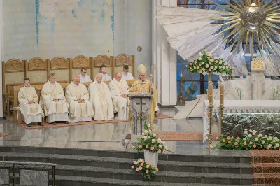 W kościele katedralnym w Rzeszowie bp Jan Wątroba przewodniczył Mszy św., która zainaugurowała fazę diecezjalną ogólnokościelnego synodu biskupów, który przebiega pod hasłem “W stronę Kościoła synodalnego. Komunia. Uczestnictwo. Misja”. W Eucharystii uczestniczył również bp Kazimierz Górny, kapłani odpowiedzialni za poszczególne duszpasterstwa w diecezji, siostry zakonne i świeccy.  Przed rozpoczęciem Eucharystii, ks. dr Rafał Flak, który jest dyrektorem wydziału duszpasterskiego, a także diecezjalnym koordynatorem synodu, wyjaśnił wiernym zebranym w katedrze czym jest rozpoczęty synod i jaka jest jego problematyka oraz jakie są oczekiwania Ojca Świętego, który zainicjował to wydarzenie.  “Synod jest synodem o tym, jaki teraz jest Kościół, jak bardzo jest prawdziwą wspólnotą i co możemy zrobić, żeby bardziej spełniał swoją misję. Synod ma tworzyć przestrzeń do wspólnej modlitwy i rozmowy oraz skłonić do zastanowienia się, jak wygląda nasze “podążanie razem”, bo to jest znaczenie terminu “synod”. Co jest w nim wyjątkowe? Że nie jest synodem wyłącznie biskupów, ale wszystkich wiernych” – podkreślał ks. Flak .  Powołując się na “Vademecum synodu o synodalności”, ks. Rafał Flak mówił, że na etapie diecezjalnym synodu konieczne jest doprowadzenie do spotkania na linii duchowni-świeccy, by nawzajem wypowiedzieć konstruktywne uwagi o Kościele dzisiaj. “Vademecum mówi także o tym, opisując dziewięć pułapek, w które można wpaść, organizując synodalne rozmowy. To na przykład słuchanie tylko tych, którzy już są zaangażowani w działalność Kościoła, skupianie się na sobie i na naglących troskach, dostrzeganie tylko “problemów” albo patrzenie na synodalność jak na “korporacyjne ćwiczenie strategiczne”, nie jak na proces duchowy, któremu przewodzi Duch Święty”.  W homilii bp Jan Wątroba powiedział, że synod jest “pójściem wspólną drogą”, na której znajdują się wierni tworzący Kościół i Chrystus będący centrum Kościoła. “Synod towarzyszy Kościołowi od samego początku istnienia, dlatego nie jest czymś nowym. To w taki wspólnotowy sposób, poprzez słuchanie Ducha Świętego, Kościół przez wieki był konfrontowany z różnymi wydarzeniami, zagrożeniami i wyzwaniami i w ten sposób je podejmował, rozwiązywał i podejmował ważne decyzje oraz dokonywał wyboru. Zawsze działo się to i dzieje dzisiaj przy wzywaniu Ducha Świętego i słuchaniu Go” – mówił bp Wątroba.  Biskup Rzeszowski podkreślał również, że Ojciec Święty Franciszek zaprosił cały Kościół, cały lud Boży, czyli wszystkich ochrzczonych niezależnie w jakim żyją stanie, środowisku, bez względu na to jaki jest poziom ich życia moralnego, jakie jest ich aktualne zaangażowanie w życie Kościoła. Wszyscy na mocy chrztu świętego są odpowiedzialni za Kościół, za jego kształt, misję, owocność jego działania oraz za to, na ile Kościół jest tym i taki jakim go chciał mieć Jezus. Wszyscy zatem jesteśmy odpowiedzialni za to, na ile nasz Kościół jest “jakby sakramentem zbawienia”, czyli “widzialnym znakiem, niewidzialnej łaski”. Więc każdy jest zaproszony do udziału w synodzie, którego kluczem oprócz słowa “droga”, jest “spotkanie”, “słuchanie”, “rozeznawanie” – wyjaśniał bp Wątroba.  Na zakończenie homilii bp Jan Wątroba zaprosił wszystkich obecnych w katedrze, a także słuchaczy Katolickiego Radia VIA do włączenia się w modlitwę za synod i o dobre jego owoce.   fot. Małgorzata Ryndak