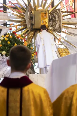 W Niedzielę Wielkanocną Mszy Świętej z procesją rezurekcyjną przewodniczył bp Edward Białogłowski.
fot. Joanna Prasoł