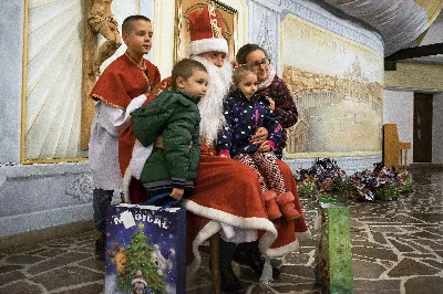 6 grudnia św. Mikołaj przybył także do naszej Katedry. Nie przyszedł z pustymi rękami. Obdarował grzeczne dzieci prezentami i porozmawiał z każdym, kto do niego podszedł. Przekazujemy pozdrowienia od św. Mikołaja dla całej parafii i obietnicę wizyty w przyszłym roku.  fot. Joanna Prasoł