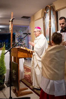 „Nasza wdzięczność jest szczególna wobec osób konsekrowanych za ich czytelne świadectwo wiary i za to, że żyjąc wiarą na co dzień ukazują chrystusowy styl życia” – mówił biskup Jan Wątroba podczas Mszy św. w katedrze rzeszowskiej w święto Ofiarowania Pańskiego. W Eucharystii, z okazji swojego święta patronalnego, uczestniczyły osoby konsekrowane posługujące w diecezji rzeszowskiej.
Mszy św. w katedrze rzeszowskiej przewodniczył bp Jan Wątroba, który modlił się w intencji osób konsekrowanych, przeżywających w święto Ofiarowania Pańskiego (02.02.) swoje święto patronalne. Eucharystię koncelebrował ks. Stanisław Kamiński, wikariusz biskupi ds. zakonnych, a także 9 kapłanów.
Na początku Mszy św. ks. Stanisław Kamiński powitał zebranych i wprowadził w przeżywaną liturgię. Następnie odbył się obrzęd błogosławieństwa świec i procesja z dolnego kościoła do głównej części katedry rzeszowskiej
Homilię wygłosił bp Jan Wątroba, który w pierwszej części, odnosząc się do przeżywanego święta, nawiązał do postawy Matki Najświętszej i św. Józefa. „Maryja uczy nas, że wierność Bogu oznacza wypełnianie prawa Bożego. Ona wypełniła wszystko bez wyjątku. Choć sama nie potrzebowała oczyszczenia, pozostała jednak posłuszna prawu. Skromna, prosta, uboga kobieta, poddana Bogu. W postawie Maryi i Józefa można dostrzec piękną lekcję dla rodziców i wychowawców. Rodzice powinni przedstawiać, czyli zawierzać swoje dzieci Panu Bogu. To jest gest wdzięczności wobec Stwórcy, a także znak wielkiej pokory wobec niełatwej misji rodzicielskiej i wychowawczej. Pełny rozwój człowieka dokonuje się dzięki Bożej łasce, a rodzice powinni się czuć narzędziem Bożej łaski, dlatego powinni często błogosławić swoje dzieci, modlić się za nie i z nimi oraz wciąż na nowo zawierzać je Panu Bogu” – mówił bp Wątroba.
Biskup Rzeszowski odnosząc się do obchodzonego Dnia życia konsekrowanego powiedział: „Trzy elementy wspólnoty: słowo, wierność i otwarcie na Ducha Świętego stanowią istotę życia każdej osoby konsekrowanej. Rozważać słowo Boże, trwać wiernie na modlitwie i być otwartym na to, co Duch Święty chce nam powiedzieć, to wypełnić powołanie do życia konsekrowanego, a jednocześnie wyznać wiarę w Kościół Chrystusowy. Nasza wdzięczność jest szczególna wobec osób konsekrowanych za ich czytelne świadectwo wiary i za to, że żyjąc wiarą na co dzień ukazują chrystusowy styl życia. Towarzyszą nam przez swoją pełną zatroskania miłosierną obecność, ale także przez milczącą obecność przepełnioną modlitwą w intencjach Kościoła, świata, a także poszczególnych osób i wspólnot”.
Po homilii osoby konsekrowane zgromadzone w katedrze odnowiły swoje przyrzeczenia.
Na zakończenie liturgii s. Agata Jakieła CSFN, referentka diecezjalna ds. życia konsekrowanego, podziękowała bp. Janowi Wątrobie za przewodniczenie liturgii i modlitwę w intencji osób życia konsekrowanego.
W Eucharystii w rzeszowskiej katedrze uczestniczyło prawie 100 osób życia konsekrowanego, a pośród nich ojcowie i bracia zakonni, siostry zakonne, wdowy i dziewice konsekrowane oraz członkowie instytutów świeckich. Śpiewy podczas liturgii wykonała Katedralna Schola Liturgiczna pod dyrekcją ks. Juliana Wybrańca, a przy organach zasiadł katedralny organista – Wiesław Siewierski. 

fot. Jola Warchoł