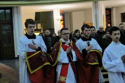 W półmroku rzeszowskiej Katedry, przy muzyce organowej wielkich mistrzów, licznie zgromadzeni wierni uczestniczyli w Drodze Krzyżowej malowanej muzyką organową. Zabrzmiały utwory takich kompozytorów jak J.S. Bach, F. Mendelssohn-Bartholdy, J. Renner jun. czy M. Surzyński. Przy organach zasiedli: dr Tomasz Zając oraz Michał Dziki. fot. Andrzej Kotowicz