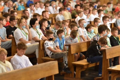 Mszą Świętą w naszej Katedrze rozpoczęły się XVI Mistrzostwa Polski Liturgicznej Służby Ołtarza w piłce nożnej o puchar „KnC”. W rozgrywkach 28 i 29 lipca 2021 r. weźmie udział 72 drużyny z 20 diecezji i 2 prowincji zakonnych. Zawody odbywają się ku pamięci śp. ks. Tomasza Blicharza.  Eucharystii przewodniczył bp Jan Wątroba. Mszę św. koncelebrowało ponad 40 księży – głównie opiekunowie drużyn sportowych z różnych diecezji. W Eucharystii uczestniczyła Stanisława Blicharz i Marcin Blicharz, mama i brat ks. Tomasz Blicharza, któremu dedykowany jest tegoroczny turniej (ks. Blicharz był przez wiele lat duszpasterzem Liturgicznej Służby Ołtarza Diecezji Rzeszowskiej, a także inicjatorem i głównym organizatorem poprzednich edycji mistrzostw LSO, które odbyły się w Rzeszowie w 2016 i 2018 r. Zmarł 17 października 2020 r. w wieku 39 lat). Po Mszy św. sportowcy z Liturgicznej Służby Ołtarza rozjechali się do czterech hal sportowych i na 8 Orlików na terenie Rzeszowa, Łąki, Trzebowniska i Tyczyna.  W zawodach uczestniczy 72 drużyny z 20 diecezji i 2 prowincji zakonnych w Polsce – jest to blisko 800 sportowców. Rywalizacja odbywa się w trzech kategoriach wiekowych: ministrant (roczniki urodzenia 2009-2013), lektor młodszy (2005-2008) i lektor starszy (2000-2004).  Diecezje rzeszowską reprezentują parafie: Gorlice (pw. Narodzenia NMP) i Rzeszów (pw. Bożego Ciała) w kategorii ministrant; Górno, Łowisko i Błażkowa w kategorii lektor młodszy oraz Zaczernie, Cmolas, Hermanowa, Rzeszów (pw. św. Mikołaja) i Tarnowiec w kategorii lektor starszy.  W poniedziałek, 28 czerwca zostaną rozegrane eliminacje. Drugi dzień zawodów również rozpocznie się Mszą św. w rzeszowskiej katedrze – Eucharystii będzie przewodniczył bp Edward Białogłowski. Ceremonię wręczenia nagród i zakończenia przewidziano na godz. 15.00 w Hali Sportowej Młodzieżowego Ośrodka Socjoterapii przy ul. Miłocińskiej w Rzeszowie.  Głównym organizatorem turnieju jest miesięcznik „KnC” – „Króluj nam Chryste”. Gospodarzami są: Diecezja Rzeszowska i Liturgiczna Służba Ołtarza Diecezji Rzeszowskiej.  Tekst i zdjęcia: ks. Tomasz Nowak 