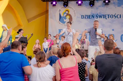 Od 3 do 9 czerwca 2024 r. w obchodzony był Tydzień Modlitw o Świętość Małżeństw i Rodzin, który przebiegał pod hasłem „Rodzinami do Maryi”. Zwieńczeniem tego tygodnia był Dzień Świętości Małżeństw i Rodzin zorganizowany przez Duszpasterstwo Rodzin Diecezji Rzeszowskiej. Z tej racji w katedrze rzeszowskiej odprawiono Mszę św., której przewodniczył bp Edward Białogłowski. W koncelebrze wzięło udział 10 kapłanów. Eucharystia zgromadziła małżeństwa i rodziny, pośród których szczególną grupę stanowiło 150 małżeństw, które w tym roku przeżywają 50. rocznicę zawarcia sakramentu małżeństwa. Po zakończeniu liturgii 150 małżeństw, które przeżywają w tym roku 50. rocznicę zawarcia sakramentu małżeństwa otrzymało okolicznościowe pismo podpisane przez bp. Jana Wątrobę. Kolejnym punktem obchodów Dnia Świętości Małżeństw i Rodzin był Piknik Rodzinny zorganizowany w Parku Papieskim. fot. Tadeusz Poźniak