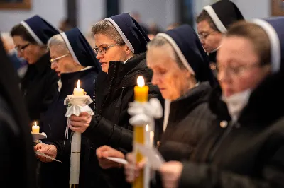 „Nasza wdzięczność jest szczególna wobec osób konsekrowanych za ich czytelne świadectwo wiary i za to, że żyjąc wiarą na co dzień ukazują chrystusowy styl życia” – mówił biskup Jan Wątroba podczas Mszy św. w katedrze rzeszowskiej w święto Ofiarowania Pańskiego. W Eucharystii, z okazji swojego święta patronalnego, uczestniczyły osoby konsekrowane posługujące w diecezji rzeszowskiej.
Mszy św. w katedrze rzeszowskiej przewodniczył bp Jan Wątroba, który modlił się w intencji osób konsekrowanych, przeżywających w święto Ofiarowania Pańskiego (02.02.) swoje święto patronalne. Eucharystię koncelebrował ks. Stanisław Kamiński, wikariusz biskupi ds. zakonnych, a także 9 kapłanów.
Na początku Mszy św. ks. Stanisław Kamiński powitał zebranych i wprowadził w przeżywaną liturgię. Następnie odbył się obrzęd błogosławieństwa świec i procesja z dolnego kościoła do głównej części katedry rzeszowskiej
Homilię wygłosił bp Jan Wątroba, który w pierwszej części, odnosząc się do przeżywanego święta, nawiązał do postawy Matki Najświętszej i św. Józefa. „Maryja uczy nas, że wierność Bogu oznacza wypełnianie prawa Bożego. Ona wypełniła wszystko bez wyjątku. Choć sama nie potrzebowała oczyszczenia, pozostała jednak posłuszna prawu. Skromna, prosta, uboga kobieta, poddana Bogu. W postawie Maryi i Józefa można dostrzec piękną lekcję dla rodziców i wychowawców. Rodzice powinni przedstawiać, czyli zawierzać swoje dzieci Panu Bogu. To jest gest wdzięczności wobec Stwórcy, a także znak wielkiej pokory wobec niełatwej misji rodzicielskiej i wychowawczej. Pełny rozwój człowieka dokonuje się dzięki Bożej łasce, a rodzice powinni się czuć narzędziem Bożej łaski, dlatego powinni często błogosławić swoje dzieci, modlić się za nie i z nimi oraz wciąż na nowo zawierzać je Panu Bogu” – mówił bp Wątroba.
Biskup Rzeszowski odnosząc się do obchodzonego Dnia życia konsekrowanego powiedział: „Trzy elementy wspólnoty: słowo, wierność i otwarcie na Ducha Świętego stanowią istotę życia każdej osoby konsekrowanej. Rozważać słowo Boże, trwać wiernie na modlitwie i być otwartym na to, co Duch Święty chce nam powiedzieć, to wypełnić powołanie do życia konsekrowanego, a jednocześnie wyznać wiarę w Kościół Chrystusowy. Nasza wdzięczność jest szczególna wobec osób konsekrowanych za ich czytelne świadectwo wiary i za to, że żyjąc wiarą na co dzień ukazują chrystusowy styl życia. Towarzyszą nam przez swoją pełną zatroskania miłosierną obecność, ale także przez milczącą obecność przepełnioną modlitwą w intencjach Kościoła, świata, a także poszczególnych osób i wspólnot”.
Po homilii osoby konsekrowane zgromadzone w katedrze odnowiły swoje przyrzeczenia.
Na zakończenie liturgii s. Agata Jakieła CSFN, referentka diecezjalna ds. życia konsekrowanego, podziękowała bp. Janowi Wątrobie za przewodniczenie liturgii i modlitwę w intencji osób życia konsekrowanego.
W Eucharystii w rzeszowskiej katedrze uczestniczyło prawie 100 osób życia konsekrowanego, a pośród nich ojcowie i bracia zakonni, siostry zakonne, wdowy i dziewice konsekrowane oraz członkowie instytutów świeckich. Śpiewy podczas liturgii wykonała Katedralna Schola Liturgiczna pod dyrekcją ks. Juliana Wybrańca, a przy organach zasiadł katedralny organista – Wiesław Siewierski. 

fot. Jola Warchoł