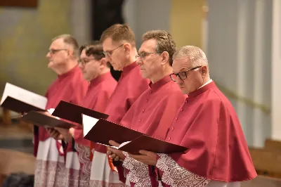 W Katedrze Rzeszowskiej podczas I Nieszporów Uroczystości św. Józefa Oblubieńca NMP odbył się obrzęd instalacji nowych kanoników Kapituły Katedralnej w Rzeszowie. Liturgii Nieszporów przewodniczył ks. Krzysztof Gołąbek, proboszcz Katedry i prepozyt Kapituły Katedralnej, który wygłosił również homilię. Uroczystości rozpoczęły się od odczytania przez ks. Gołąbka dekretu bp. Jana Wątroby o włączeniu nowych członków do grona Kapituły. Następnie nowi kanonicy złożyli wyznanie wiary oraz przysięgę wierności przy obejmowaniu urzędu wykonywanego w imieniu Kościoła.

Do grona kanoników katedralnych dołączyli: ks. dr Paweł Synoś – Wikariusz Biskupi do spraw duchowieństwa diecezjalnego, ks. Prałat dr Piotr Tarnawski – Sekretariat Stanu Stolicy Apostolskiej, ks. dr Marek Story – Dykasteria Nauki Wiary w Watykanie, ks. dr Stanisław Kamiński – Wikariusz Biskupi do spraw życia konsekrowanego, proboszcz Parafii św. Józefa w Głogowie Małopolskim, ks. kanonik Stanisław Jamiński – proboszcz Parafii NNMP w Rzeszowie – Staroniwa, ks. kanonik Tadeusz Pindara – proboszcz Parafii Matki Bożej Częstochowskiej w Rzeszowie, ks. dr Przemysław Drąg – proboszcz Parafii pw. Trójcy Przenajświętszej w Głogowie Małopolskim.

W diecezji rzeszowskiej istnieje kapituła katedralna i cztery kapituły kolegiackie: biecka, jasielska, kolbuszowska i strzyżowska. Historycznie kanonicy byli księżmi stanowiącymi grupę skupioną wokół biskupa miejsca, których zadaniem było pomaganie mu w zarządzaniu lokalnym Kościołem. Obowiązani byli określoną regułą, czyli kanonem praw, stąd właśnie pochodzi nazwa kanonik.

Poszczególne kapituły mają swoje charakterystyczne stroje, którymi wyróżniają się od pozostałych duchownych. Strojem kanoników kapitulnych jest sutanna z obszywkami i guzikami koloru fioletowego, pas fioletowy, następnie rokieta, mucet (fioletowa pelerynka) lub mantolet oraz łańcuch z dystynktorium. Fot. ks. Jakub Oczkowicz