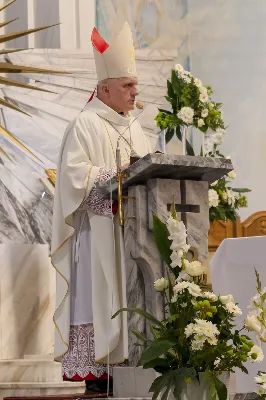 13 maja 1917 r. Matka Boża po raz pierwszy objawiła się w Fatimie trojgu dzieciom: Łucji, Hiacyncie i Franciszkowi, pozostawiając wezwanie do czynienia pokuty i porzucenia grzechu. W odpowiedzi na ten apel, w 105. rocznicę tego wydarzenia wierni licznie zgromadzili się w Katedrze Rzeszowskiej na wspólnej modlitwie do Pani Fatimskiej, prosząc o pokój na świecie, nawrócenie grzeszników i o łaskę stawania się wiernymi uczniami Chrystusa. Pierwsze w tym roku Nabożeństwo Fatimskie rozpoczęło się o godz. 18.30 odśpiewaniem Litanii Loretańskiej oraz przedstawieniem próśb i podziękowań do Matki Bożej Fatimskiej. O godz. 19.00 miała miejsce uroczysta Msza Święta, której przewodniczył bp Stanisław Jamrozek – biskup pomocniczy archidiecezji przemyskiej. Skierował on do zgromadzonych słowo Boże, podkreślając znaczenie wiary w codziennym życiu. Przytoczył słowa papieża Benedykta XVI, który mówił, że „wierzyć to znaczy uznać za prawdę to, czego do końca nie ogarnie nasz umysł. Trzeba przyjąć to, co Bóg nam objawia o sobie, o nas samych i otaczającej nas rzeczywistości, także tej niewidzialnej”. Biskup Stanisław przypomniał wciąż aktualne orędzie Maryi do pokuty, nawrócenia i modlitwy różańcowej. Zwrócił się również do dzieci pierwszokomunijnych, przeżywających swój Biały Tydzień, zachęcając je do modlitwy w ich dziecięcej prostocie i szczerości. Mszę Świętą koncelebrowali ks. Krzysztof Gołąbek – proboszcz parafii katedralnej, ks. Jerzy Buczek – dyrektor Domu Księży Seniorów w Rzeszowie oraz ks. Jakub Nagi – wicedyrektor Radia Via. Ze względu na złe warunki atmosferyczne, w trosce o bezpieczeństwo wiernych, zrezygnowano z procesji z figurą Matki Bożej i relikwiami dzieci fatimskich, która tradycyjnie odbywa się na placu przed Katedrą. Wierni składali swoje intencje przy figurze Matki Bożej Fatimskiej w modlitwie różańcowej, którą poprowadzili ks. Szczepan Węglowski z młodzieżą. Włączyli się w nią także kapłani z dekanatu. Wieczór poświęcony Matce Bożej Fatimskiej zakończyło wspólne odśpiewanie Apelu Jasnogórskiego, po którym jeszcze przez godzinę trwała adoracja Najświętszego Sakramentu. W posługę muzyczną podczas Eucharystii włączyli się Katedralny Chór Chłopięco-Męski Pueri Cantores Resovienses pod dyrekcją Marcina Florczaka oraz orkiestra dęta prowadzona przez Tadeusza Cielaka. Kolejne Nabożeństwa Fatimskie odbędą się w każdy 13. dzień miesiąca do października. Angelika Karnasiewicz fot. Joanna Prasoł