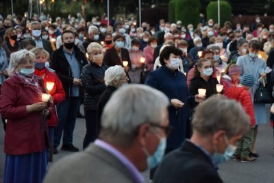 W czwartek 13 maja przeżywaliśmy uroczyste Nabożeństwo Fatimskie. Naszym modlitwom przewodniczył ks. dr Sławomir Jeziorski, prefekt i wykładowca Wyższego Seminarium Duchownego w Rzeszowie. O godz. 18.45 zostały przedstawione prośby i podziękowania do Matki Bożej Fatimskiej, w intencji których sprawowana była także Msza Święta. W koncelebrze uczestniczył ks. Piotr Tarnawski, radca Nuncjatury Apostolskiej w Moskwie, ks. Jan Młynarczyk, emerytowany proboszcz parafii Matki Bożej Królowej Polski i św. Jana Kantego w Sandomierzu i ks. Krzysztof Gołąbek, proboszcz parafii katedralnej i kustosz sanktuarium. Po Mszy Świętej wyruszyła procesja z figurą Matki Bożej. Nabożeństwo zakończył Apel Jasnogórski. fot. Małgorzata Ryndak