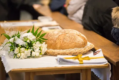 Uroczystość Chrystusa Króla to także święto Akcji Katolickiej i KSM-u. Centralnej uroczystości w Katedrze przewodniczył biskup diecezjalny Jan Wątroba. Eucharystię koncelebrowało 25 księży, wśród nich ks. Stanisław Potera – asystent diecezjalny AK i ks. Tomasz Ryczek – asystent diecezjalny KSM. Po wyznaniu wiary 88 młodych osób złożyło przyrzeczenie Katolickiego Stowarzyszenia Młodzieży. Obrzęd przyrzeczenia prowadził Paweł Grodzki – prezes KSM Diecezji Rzeszowskiej. Ceremonia zakończyła się odśpiewaniem hymnu KSM i zawołaniem: „Przez cnotę, naukę i pracę, służyć Bogu i Ojczyźnie, Gotów!”

Po Komunii św. bp Jan Wątroba, razem z ks. Stanisławem Poterą, wręczył nominacje 20 nowym prezesom oddziałów parafialnych Akcji Katolickiej. Krótkie przemówienia wypowiedzieli kolejno: Jeremi Kalkowski – prezes Zarządu Diecezjalnego Instytutu AK i Paweł Grodzki.

Po Komunii św. wszyscy zebrani uklękli przed Najświętszym Sakramentem. Biskup Ordynariusz odczytał Jubileuszowy Akt Przyjęcia Jezusa Chrystusa za Króla i Pana.

Po Mszy św. bp Jan Wątroba wręczył odznaki i legitymacje nowym członkom KSM.

fot. Fotografiarzeszow