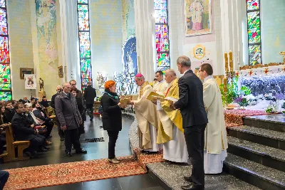 Uroczystość Chrystusa Króla to także święto Akcji Katolickiej i KSM-u. Centralnej uroczystości w Katedrze przewodniczył biskup diecezjalny Jan Wątroba. Eucharystię koncelebrowało 25 księży, wśród nich ks. Stanisław Potera – asystent diecezjalny AK i ks. Tomasz Ryczek – asystent diecezjalny KSM. Po wyznaniu wiary 88 młodych osób złożyło przyrzeczenie Katolickiego Stowarzyszenia Młodzieży. Obrzęd przyrzeczenia prowadził Paweł Grodzki – prezes KSM Diecezji Rzeszowskiej. Ceremonia zakończyła się odśpiewaniem hymnu KSM i zawołaniem: „Przez cnotę, naukę i pracę, służyć Bogu i Ojczyźnie, Gotów!”

Po Komunii św. bp Jan Wątroba, razem z ks. Stanisławem Poterą, wręczył nominacje 20 nowym prezesom oddziałów parafialnych Akcji Katolickiej. Krótkie przemówienia wypowiedzieli kolejno: Jeremi Kalkowski – prezes Zarządu Diecezjalnego Instytutu AK i Paweł Grodzki.

Po Komunii św. wszyscy zebrani uklękli przed Najświętszym Sakramentem. Biskup Ordynariusz odczytał Jubileuszowy Akt Przyjęcia Jezusa Chrystusa za Króla i Pana.

Po Mszy św. bp Jan Wątroba wręczył odznaki i legitymacje nowym członkom KSM.

fot. Fotografiarzeszow