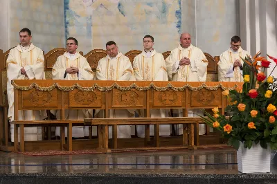 14 kwietnia 2022 r. o godz. 18.00 w naszej Katedrze rozpoczęła się Msza Wieczerzy Pańskiej, której przewodniczył bp Jan Wątroba. W koncelebrze uczestniczyli głównie księża z Parafii Katedralnej i z Wyższego Seminarium Duchownego w Rzeszowie. Po Komunii św. Najświętszy Sakrament przeniesiono do kaplicy adoracji zwanej "ciemnicą" przygotowaną w dolnym kościele Katedry.
fot. Joanna Prasoł