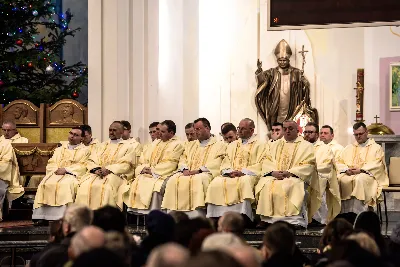 W liturgiczne święto św. Jana Apostoła i Ewangelisty, w katedrze rzeszowskiej duchowni i świeccy modlili się w intencji bp. Jana Wątroby. Eucharystię, której przewodniczył Solenizant, koncelebrowali: bp Kazimierz Górny, bp Edward Białogłowski oraz 56 księży.  fot. Dariusz Kamiński (https://fotografiarzeszow.com.pl)