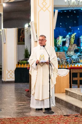 „Nasza wdzięczność jest szczególna wobec osób konsekrowanych za ich czytelne świadectwo wiary i za to, że żyjąc wiarą na co dzień ukazują chrystusowy styl życia” – mówił biskup Jan Wątroba podczas Mszy św. w katedrze rzeszowskiej w święto Ofiarowania Pańskiego. W Eucharystii, z okazji swojego święta patronalnego, uczestniczyły osoby konsekrowane posługujące w diecezji rzeszowskiej.
Mszy św. w katedrze rzeszowskiej przewodniczył bp Jan Wątroba, który modlił się w intencji osób konsekrowanych, przeżywających w święto Ofiarowania Pańskiego (02.02.) swoje święto patronalne. Eucharystię koncelebrował ks. Stanisław Kamiński, wikariusz biskupi ds. zakonnych, a także 9 kapłanów.
Na początku Mszy św. ks. Stanisław Kamiński powitał zebranych i wprowadził w przeżywaną liturgię. Następnie odbył się obrzęd błogosławieństwa świec i procesja z dolnego kościoła do głównej części katedry rzeszowskiej
Homilię wygłosił bp Jan Wątroba, który w pierwszej części, odnosząc się do przeżywanego święta, nawiązał do postawy Matki Najświętszej i św. Józefa. „Maryja uczy nas, że wierność Bogu oznacza wypełnianie prawa Bożego. Ona wypełniła wszystko bez wyjątku. Choć sama nie potrzebowała oczyszczenia, pozostała jednak posłuszna prawu. Skromna, prosta, uboga kobieta, poddana Bogu. W postawie Maryi i Józefa można dostrzec piękną lekcję dla rodziców i wychowawców. Rodzice powinni przedstawiać, czyli zawierzać swoje dzieci Panu Bogu. To jest gest wdzięczności wobec Stwórcy, a także znak wielkiej pokory wobec niełatwej misji rodzicielskiej i wychowawczej. Pełny rozwój człowieka dokonuje się dzięki Bożej łasce, a rodzice powinni się czuć narzędziem Bożej łaski, dlatego powinni często błogosławić swoje dzieci, modlić się za nie i z nimi oraz wciąż na nowo zawierzać je Panu Bogu” – mówił bp Wątroba.
Biskup Rzeszowski odnosząc się do obchodzonego Dnia życia konsekrowanego powiedział: „Trzy elementy wspólnoty: słowo, wierność i otwarcie na Ducha Świętego stanowią istotę życia każdej osoby konsekrowanej. Rozważać słowo Boże, trwać wiernie na modlitwie i być otwartym na to, co Duch Święty chce nam powiedzieć, to wypełnić powołanie do życia konsekrowanego, a jednocześnie wyznać wiarę w Kościół Chrystusowy. Nasza wdzięczność jest szczególna wobec osób konsekrowanych za ich czytelne świadectwo wiary i za to, że żyjąc wiarą na co dzień ukazują chrystusowy styl życia. Towarzyszą nam przez swoją pełną zatroskania miłosierną obecność, ale także przez milczącą obecność przepełnioną modlitwą w intencjach Kościoła, świata, a także poszczególnych osób i wspólnot”.
Po homilii osoby konsekrowane zgromadzone w katedrze odnowiły swoje przyrzeczenia.
Na zakończenie liturgii s. Agata Jakieła CSFN, referentka diecezjalna ds. życia konsekrowanego, podziękowała bp. Janowi Wątrobie za przewodniczenie liturgii i modlitwę w intencji osób życia konsekrowanego.
W Eucharystii w rzeszowskiej katedrze uczestniczyło prawie 100 osób życia konsekrowanego, a pośród nich ojcowie i bracia zakonni, siostry zakonne, wdowy i dziewice konsekrowane oraz członkowie instytutów świeckich. Śpiewy podczas liturgii wykonała Katedralna Schola Liturgiczna pod dyrekcją ks. Juliana Wybrańca, a przy organach zasiadł katedralny organista – Wiesław Siewierski. 

fot. Jola Warchoł