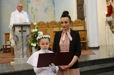 Maj to dla wielu najpiękniejszy miesiąc w roku. W liturgii Kościoła szczególnie wtedy czcimy Maryję oraz radujemy się ze Zmartwychwstania Pańskiego. W niedzielę 8 maja w naszej Katedrze dzieci z klas III doświadczyły równie wielkiej radości po raz pierwszy w pełni uczestnicząc we Mszy Świętej. To niezwykłe spotkanie z Chrystusem w Komunii Świętej zostało poprzedzone przygotowaniem poprzez katechezy w szkole i spotkania w parafii, a także spowiedzią. Poprzez niedzielne Eucharystie o godz. 12.00 i 13.30 celebrowane przez ks. Krzysztofa Gołąbka, proboszcza naszej Katedry, 88 dzieci rozpoczęło wielką przygodę z Jezusem ukrytym w Najświętszym Sakramencie. Towarzyszyli im rodzice, którzy wraz ze swoimi dziećmi przygotowywali się do tego wydarzenia, a także najbliższa rodzina. Posługę w liturgii Mszy Świętej pełniły dzieci pierwszokomunijne oraz ich rodzice.
Wielka radość serc dzieci komunijnych promieniowała na wszystkich uczestników Mszy Świętej i przypominała zebranym na liturgii, że spotkanie z Jezusem Eucharystycznym to przywilej i wielkie szczęście. Czas tej wielkiej radości został przedłużony przez „Biały Tydzień”, w którym dzieci uczestniczyły w wieczornej Eucharystii, przyjmując Jezusa do swoich serc. 

Wszystkim dzieciom, które w tym roku przeżywały swoją Pierwszą Komunię Świętą, życzymy, aby nie gasł w nich zapał do poznawania Jezusa i Jego nauki, a radość, jaka towarzyszyła tym dniom, była nieodłączną towarzyszką ich spotkań z Jezusem w Eucharystii. A s. Julicie i ks. Julianowi dziękujemy za serce włożone w przygotowanie dzieci do tego wielkiego wydarzenia.

fot. Paweł Styka