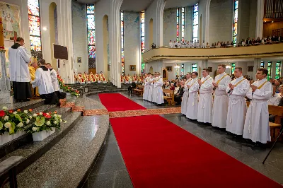 „Na swoje życie i swoje kapłaństwo trzeba popatrzeć w świetle Bożej miłości. Inaczej go nie pojmiemy ani my, ani ci, którzy będą na nas patrzeć” – mówił bp Jan Wątroba podczas Mszy św. z udzieleniem święceń prezbiteratu. 4 czerwca 2022 r. w kościele katedralnym jedenastu diakonów diecezji rzeszowskiej przyjęło sakrament kapłaństwa.
Do grona neoprezbiterów diecezji rzeszowskiej należą: ks. Sebastian Bełz z parafii w Nienadówce, ks. Krzysztof Lampart z parafii w Rudnej Wielkiej, ks. Mateusz Łachmanek z parafii w Lipinkach, ks. Karol Migut z parafii w Jasionce, ks. Marcin Murawski z parafii katedralnej w Rzeszowie, ks. Adrian Pazdan z parafii w Zagorzycach, ks. Tomasz Sienicki z parafii w Bieździedzy, ks. Dominik Świeboda z parafii w Palikówce, ks. Piotr Wąsacz z parafii bł. Władysława Findysza w Rzeszowie, ks. Mateusz Wojtuń z parafii w Święcanach oraz ks. Wiktor Zoła z parafii w Cieklinie.
Mszy św. przewodniczył i święceń udzielił bp Jan Wątroba. Eucharystię koncelebrowało około osiemdziesięciu księży, m.in: przełożeni Wyższego Seminarium Duchownego w Rzeszowie oraz proboszczowie i wikariusze z parafii rodzinnych neoprezbiterów. W Mszy św. uczestniczył abp Edward Nowak, bp Kazimierz Górny i bp Edward Białogłowski.
Zebranych w kościele katedralnym powitał ks. Krzysztof Gołąbek, proboszcz parafii.
W homilii bp Jan Wątroba nawiązał do słów z Ewangelii według św. Jana w których Chrystus tłumaczy co to znaczy być dobrym pasterzem. „Być kapłanem w Kościele Chrystusowym to znaczy mieć udział w Jego pasterskiej misji i stale upodabniać się do Dobrego Pasterza, który zna owce, karmi je, broni i jest gotów oddać życie dla ich dobra” – mówił hierarcha.
Po homilii odbył się obrzędy święceń: przyrzeczenie czci i posłuszeństwa Biskupowi Ordynariuszowi, Litania do Wszystkich Świętych podczas której kandydaci leżeli krzyżem, nałożenie rąk, modlitwa święceń oraz namaszczenie rąk krzyżmem i wręczenie chleba i wina. Podczas Liturgii Eucharystycznej nowo wyświęceni po raz pierwszy wyciągnęli dłonie nad chlebem i winem wypowiadając słowa konsekracji.
Na zakończenie Mszy św. ks. Tomasz Sienicki, podziękował w imieniu nowo wyświęconych wszystkim, którzy przyczynili się do przygotowania ich do kapłaństwa. Słowa wdzięczności, m.in. przełożonym Wyższego Seminarium Duchownego w Rzeszowie i rodzicom neoprezbiterów, wypowiedział bp Jan Wątroba. 
W drodze do zakrystii neoprezbiterzy zatrzymali się przy figurze Matki Bożej Fatimskiej zawierzając swoje kapłaństwo Matce Bożej.
W niedzielę, 5 czerwca, w Uroczystość Zesłania Ducha Świętego, neoprezbiterzy będą sprawować w swoich rodzinnych parafiach uroczyste Msze św. prymicyjne, a w najbliższych tygodniach otrzymają skierowania do parafii.

Fot. ks. Jakub Nagi oraz biala-wrona.pl
