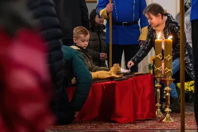 Liturgia Męki Pańskiej rozpoczęła się od procesji wejścia w zupełnej ciszy i gestu prostracji – pokornego padnięcia twarzą do ziemi głównego celebransa – Biskupa Rzeszowskiego Jana Wątroby. Drugim etapem nabożeństwa była Liturgia Słowa. Jej centrum stanowiła Męka Pańska w relacji wg św. Jana – odśpiewana przez ks. Juliana Wybrańca, kl. Dawida Piroga oraz kl. Karola Baraniewicza, z partiami tłumu wykonanymi przez Katedralny Chór Chłopięco-Męski Pueri Cantores Resovienses (tenory i basy), pod dyrekcją ks. dra Andrzeja Widaka we współpracy z Angelą Pacutą i Edytą Kotulą, dyrygentkami chóru.

W homilii bp Jan Wątroba zapraszał do odczytania na nowo sensu krzyża Jezusa i Jego Orędzia.

Trzecią częścią liturgii była adoracja krzyża. W pierwszej kolejności krzyż adorowali poprzez ucałowanie: Ksiądz Biskup, księża z Wyższego Seminarium Duchownego w Rzeszowie, księża katedralni oraz siostry zakonne. Następnie hołd krzyżowi oddali wszyscy wierni, wpatrując się w krzyż trzymany przez ks. Krzysztofa Gołąbka, proboszcza katedry.

Ostatnią częścią liturgii był obrzęd Komunii św. zakończony przeniesieniem Pana Jezusa w monstrancji do tzw. Bożego grobu. W tym roku dekoracja grobu nawiązuje do przeżywanego roku duszpasterskiego pt. „Wierzę w Kościół Chrystusowy”. Projekt autorstwa ks. Pawła Wójcika, wikariusza katedralnego, zachęca do pogłębienia relacji z Jezusem i jak wzywa napis umieszczony na grobie do „zakorzenienia w Kościele Chrystusa”.
fot. Joanna Prasoł 