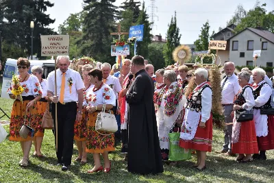 „Wierność ideałom jest gwarantem tego, że nie pogubimy się życiowo, nie skompromitujemy się i w naszym polskim domu będziemy gospodarzami, a nie najemnikami” – mówił podczas Dożynek Diecezjalnych bp Edward Białogłowski. 28 sierpnia 2022 r. do Parku Papieskiego w Rzeszowie przyjechało ponad 60 delegacji z wieńcami.

Do Parku Papieskiego w Rzeszowie przyjechało ponad 60 delegacji z parafii diecezji rzeszowskiej z wieńcami żniwnymi. Tegoroczną obsługę dożynek, w tym przygotowanie liturgii, zapewnili wierni i duszpasterze z Diecezjalnego Sanktuarium św. Józefa w Rzeszowie i dekanatu Rzeszów Północ. Przed Mszą św. odbył się program słowno-muzyczny w wykonaniu Diakonii Muzycznej z parafii św. Józefa w Rzeszowie.

Przed rozpoczęciem Mszy św. ks. Jerzy Uchman, diecezjalny duszpasterz rolników, przywitał przybyłych do Rzeszowa rolników, ogrodników, sadowników i pszczelarzy, wśród nich starostów dożynek: Aleksandrę i Bartłomieja Kędziorów z parafii pw. św. Józefa w Rzeszowie, a także obecnych na Mszy św. parlamentarzystów, władze państwowe i samorządowe, służby mundurowe oraz poczty sztandarowe.

Eucharystii przewodniczył bp Kazimierz Górny. W koncelebrze uczestniczył bp Edward Białogłowski, ks. infułat Wiesław Szurek oraz blisko dwudziestu księży.

Homilię wygłosił bp Edward Białogłowski.

„Dziękujemy Bogu za rolników, którzy mimo różnych trudności i przeciwności, które dotykają polską wieś, trwają przy rodzinnych gospodarstwach. Pochylają się nad rolą, która wydaje chleb i różne rośliny, warzywa, owoce i kwiaty. Dziękujemy wam, gospodynie i gospodarze, starsi i młodzi, za troskę i bezpieczeństwo żywnościowe naszego kraju oraz za zapasy żywnościowe, które są sprzedawane do innych krajów, a także wspomagają naszych sąsiadów borykających się, czy uciekających ze swojego kraju przed wojną do naszej ojczyzny, aby znaleźć tutaj bezpieczny kąt” – mówił bp Edward Białogłowski.

Biskup Białogłowski kierując do zebranych słowa zachęty pytał:

„Czy wasze domu rozbrzmiewają codzienną modlitwą dziękczynną i błagalną? Czy niedziela dla waszych domowników jest dniem świętym, z udziałem we Mszy św., z rodzinnym posiłkiem, z rozmową o waszej rodzinie, o jej troskach i radościach, o gospodarstwie, jego przyszłości i o przyszłości naszej ojczyzny? Zapalajcie ducha młodego pokolenia do życia ideałami: Bóg, honor, ojczyzna (…) Wierność ideałom jest gwarantem tego, że nie pogubimy się życiowo, nie skompromitujemy się i w naszym polskim domu będziemy gospodarzami, a nie najemnikami” – mówił bp Białogłowski.

Po błogosławieństwie poszczególne delegacje zaprezentowały swoje wieńce.

ks. Jakub Nagi
fot. ks. Tomasz Nowak