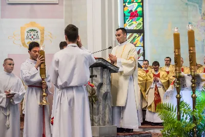 Uroczystość Chrystusa Króla to także święto Akcji Katolickiej i KSM-u. Centralnej uroczystości w Katedrze przewodniczył biskup diecezjalny Jan Wątroba. Eucharystię koncelebrowało 25 księży, wśród nich ks. Stanisław Potera – asystent diecezjalny AK i ks. Tomasz Ryczek – asystent diecezjalny KSM. Po wyznaniu wiary 88 młodych osób złożyło przyrzeczenie Katolickiego Stowarzyszenia Młodzieży. Obrzęd przyrzeczenia prowadził Paweł Grodzki – prezes KSM Diecezji Rzeszowskiej. Ceremonia zakończyła się odśpiewaniem hymnu KSM i zawołaniem: „Przez cnotę, naukę i pracę, służyć Bogu i Ojczyźnie, Gotów!”

Po Komunii św. bp Jan Wątroba, razem z ks. Stanisławem Poterą, wręczył nominacje 20 nowym prezesom oddziałów parafialnych Akcji Katolickiej. Krótkie przemówienia wypowiedzieli kolejno: Jeremi Kalkowski – prezes Zarządu Diecezjalnego Instytutu AK i Paweł Grodzki.

Po Komunii św. wszyscy zebrani uklękli przed Najświętszym Sakramentem. Biskup Ordynariusz odczytał Jubileuszowy Akt Przyjęcia Jezusa Chrystusa za Króla i Pana.

Po Mszy św. bp Jan Wątroba wręczył odznaki i legitymacje nowym członkom KSM.

fot. Fotografiarzeszow