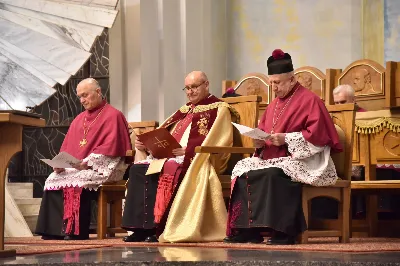 W Katedrze Rzeszowskiej podczas I Nieszporów Uroczystości św. Józefa Oblubieńca NMP odbył się obrzęd instalacji nowych kanoników Kapituły Katedralnej w Rzeszowie. Liturgii Nieszporów przewodniczył ks. Krzysztof Gołąbek, proboszcz Katedry i prepozyt Kapituły Katedralnej, który wygłosił również homilię. Uroczystości rozpoczęły się od odczytania przez ks. Gołąbka dekretu bp. Jana Wątroby o włączeniu nowych członków do grona Kapituły. Następnie nowi kanonicy złożyli wyznanie wiary oraz przysięgę wierności przy obejmowaniu urzędu wykonywanego w imieniu Kościoła.

Do grona kanoników katedralnych dołączyli: ks. dr Paweł Synoś – Wikariusz Biskupi do spraw duchowieństwa diecezjalnego, ks. Prałat dr Piotr Tarnawski – Sekretariat Stanu Stolicy Apostolskiej, ks. dr Marek Story – Dykasteria Nauki Wiary w Watykanie, ks. dr Stanisław Kamiński – Wikariusz Biskupi do spraw życia konsekrowanego, proboszcz Parafii św. Józefa w Głogowie Małopolskim, ks. kanonik Stanisław Jamiński – proboszcz Parafii NNMP w Rzeszowie – Staroniwa, ks. kanonik Tadeusz Pindara – proboszcz Parafii Matki Bożej Częstochowskiej w Rzeszowie, ks. dr Przemysław Drąg – proboszcz Parafii pw. Trójcy Przenajświętszej w Głogowie Małopolskim.

W diecezji rzeszowskiej istnieje kapituła katedralna i cztery kapituły kolegiackie: biecka, jasielska, kolbuszowska i strzyżowska. Historycznie kanonicy byli księżmi stanowiącymi grupę skupioną wokół biskupa miejsca, których zadaniem było pomaganie mu w zarządzaniu lokalnym Kościołem. Obowiązani byli określoną regułą, czyli kanonem praw, stąd właśnie pochodzi nazwa kanonik.

Poszczególne kapituły mają swoje charakterystyczne stroje, którymi wyróżniają się od pozostałych duchownych. Strojem kanoników kapitulnych jest sutanna z obszywkami i guzikami koloru fioletowego, pas fioletowy, następnie rokieta, mucet (fioletowa pelerynka) lub mantolet oraz łańcuch z dystynktorium. Fot. ks. Jakub Oczkowicz