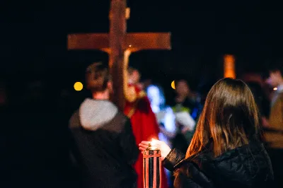 W piątek 5.04.2019 r. o godz. 20.00 odbyła się Droga Krzyżowa w Parku Papieskim. Nabożeństwu przewodniczył ks. Marcin Pater. fot. Dariusz Kamiński