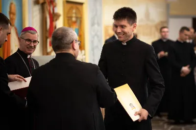 „Na swoje życie i swoje kapłaństwo trzeba popatrzeć w świetle Bożej miłości. Inaczej go nie pojmiemy ani my, ani ci, którzy będą na nas patrzeć” – mówił bp Jan Wątroba podczas Mszy św. z udzieleniem święceń prezbiteratu. 4 czerwca 2022 r. w kościele katedralnym jedenastu diakonów diecezji rzeszowskiej przyjęło sakrament kapłaństwa.
Do grona neoprezbiterów diecezji rzeszowskiej należą: ks. Sebastian Bełz z parafii w Nienadówce, ks. Krzysztof Lampart z parafii w Rudnej Wielkiej, ks. Mateusz Łachmanek z parafii w Lipinkach, ks. Karol Migut z parafii w Jasionce, ks. Marcin Murawski z parafii katedralnej w Rzeszowie, ks. Adrian Pazdan z parafii w Zagorzycach, ks. Tomasz Sienicki z parafii w Bieździedzy, ks. Dominik Świeboda z parafii w Palikówce, ks. Piotr Wąsacz z parafii bł. Władysława Findysza w Rzeszowie, ks. Mateusz Wojtuń z parafii w Święcanach oraz ks. Wiktor Zoła z parafii w Cieklinie.
Mszy św. przewodniczył i święceń udzielił bp Jan Wątroba. Eucharystię koncelebrowało około osiemdziesięciu księży, m.in: przełożeni Wyższego Seminarium Duchownego w Rzeszowie oraz proboszczowie i wikariusze z parafii rodzinnych neoprezbiterów. W Mszy św. uczestniczył abp Edward Nowak, bp Kazimierz Górny i bp Edward Białogłowski.
Zebranych w kościele katedralnym powitał ks. Krzysztof Gołąbek, proboszcz parafii.
W homilii bp Jan Wątroba nawiązał do słów z Ewangelii według św. Jana w których Chrystus tłumaczy co to znaczy być dobrym pasterzem. „Być kapłanem w Kościele Chrystusowym to znaczy mieć udział w Jego pasterskiej misji i stale upodabniać się do Dobrego Pasterza, który zna owce, karmi je, broni i jest gotów oddać życie dla ich dobra” – mówił hierarcha.
Po homilii odbył się obrzędy święceń: przyrzeczenie czci i posłuszeństwa Biskupowi Ordynariuszowi, Litania do Wszystkich Świętych podczas której kandydaci leżeli krzyżem, nałożenie rąk, modlitwa święceń oraz namaszczenie rąk krzyżmem i wręczenie chleba i wina. Podczas Liturgii Eucharystycznej nowo wyświęceni po raz pierwszy wyciągnęli dłonie nad chlebem i winem wypowiadając słowa konsekracji.
Na zakończenie Mszy św. ks. Tomasz Sienicki, podziękował w imieniu nowo wyświęconych wszystkim, którzy przyczynili się do przygotowania ich do kapłaństwa. Słowa wdzięczności, m.in. przełożonym Wyższego Seminarium Duchownego w Rzeszowie i rodzicom neoprezbiterów, wypowiedział bp Jan Wątroba. 
W drodze do zakrystii neoprezbiterzy zatrzymali się przy figurze Matki Bożej Fatimskiej zawierzając swoje kapłaństwo Matce Bożej.
W niedzielę, 5 czerwca, w Uroczystość Zesłania Ducha Świętego, neoprezbiterzy będą sprawować w swoich rodzinnych parafiach uroczyste Msze św. prymicyjne, a w najbliższych tygodniach otrzymają skierowania do parafii.

Fot. ks. Jakub Nagi oraz biala-wrona.pl
