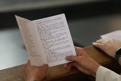 „Eucharystia powinna nas prowadzić do odkrycia kapłańskiej misji Ludu Bożego, kapłańskiej misji każdego z nas” – powiedział Biskup Rzeszowski podczas Mszy Wieczerzy Pańskiej, której przewodniczył w katedrze rzeszowskiej w Wielki Czwartek, 2 kwietnia 2026 r.
Podczas uroczystej liturgii Wielkiego Czwartku w katedrze rzeszowskiej, której przewodniczył bp Jan Wątroba, wierni zostali zaproszeni do refleksji nad tajemnicą Eucharystii, kapłaństwa oraz powołania całego Ludu Bożego do udziału w misji Chrystusa. Na zakończenie homilii biskup zachęcił do szczególnej modlitwy za kapłanów, zwłaszcza tych przeżywających trudności i kryzysy. „Panie Jezu, dobry pasterzu i towarzyszu wędrówki, dziś powierzamy Ci wszystkich kapłanów, ale zwłaszcza tych, którzy przechodzą chwilę kryzysu” – powiedział Biskup Rzeszowski. Wezwał także wspólnotę wiernych do troski o kapłanów poprzez modlitwę, życzliwość i wsparcie.
Wielkoczwartkowa liturgia w katedrze rzeszowskiej stała się nie tylko dziękczynieniem za dar Eucharystii i kapłaństwa, ale także wezwaniem do odnowienia świadomości odpowiedzialności każdego wiernego za życie Kościoła i świadectwo wiary w świecie. fot. ks. Jakub Oczkowicz