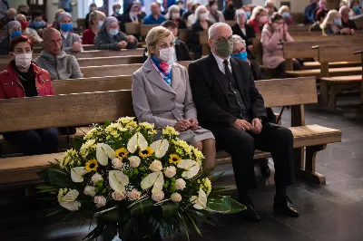 W poniedziałek 18 maja o godz. 18.00 w naszej Katedrze miało miejsce dziękczynienie w stulecie urodzin Karola Wojtyły – św. Jana Pawła II. W tym dniu dziękowaliśmy również i modliliśmy się w intencji naszych Księży Biskupów: Jana – z racji 20. rocznicy sakry biskupiej oraz Kazimierza – z racji 60. rocznicy święceń kapłańskich, a także w intencji naszego Księdza Infułata Stanisława w 60. rocznicę święceń kapłańskich. Eucharystii przewodniczył bp Jan Wątroba. Mszę św. koncelebrowali: bp Kazimierz Górny, bp Edward Białogłowski, infułaci: ks. Stanisław Mac i ks. Wiesław Szurek, księża dziekani oraz duchowni z różnych instytucji diecezji rzeszowskiej.  W Mszy św. uczestniczyły władze państwowe i samorządowe oraz służby mundurowe. fot. Dariusz Kamiński (fotografiarzeszow.com.pl)