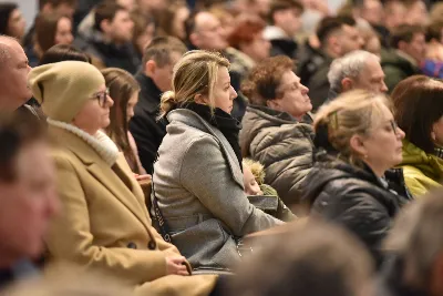 Mszy św. w Środę Popielcową na rozpoczęcie Wielkiego Postu w katedrze rzeszowskiej przewodniczył bp Jan Wątroba. Eucharystię koncelebrowali: ks. Łukasz Cyrnek, ks. Krzysztof Golas, ks. Krzysztof Gołąbek, ks. Sławomir Jeziorski, ks. Dominik Kiełb, ks. Jakub Nagi i ks. Nikodem Rybczyk.
Homilię wygłosił ks. Julian Wybraniec, wikariusz parafii katedralnej. Kaznodzieja w rozważaniu mówił o symbolice popiołu, którym w Środę Popielcową posypuje się głowy uczestników liturgii.
Po homilii odbył się obrzęd wybrania i wpisania imion do księgi katechumenów dwóch kobiet, które, jako dorosłe, przygotowują się do przyjęcia sakramentów inicjacji chrześcijańskiej.
Następnie odbył się obrzęd posypania popiołem.
Podczas Mszy św. posługę muzyczną pełniła Katedralna Schola Liturgiczna. Eucharystia była transmitowana przez Katolickie Radio VIA.
fot. ks. Jakub Oczkowicz
