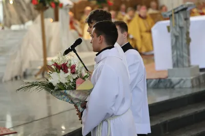 „Eucharystia powinna nas prowadzić do odkrycia kapłańskiej misji Ludu Bożego, kapłańskiej misji każdego z nas” – powiedział Biskup Rzeszowski podczas Mszy Wieczerzy Pańskiej, której przewodniczył w katedrze rzeszowskiej w Wielki Czwartek, 2 kwietnia 2026 r.
Podczas uroczystej liturgii Wielkiego Czwartku w katedrze rzeszowskiej, której przewodniczył bp Jan Wątroba, wierni zostali zaproszeni do refleksji nad tajemnicą Eucharystii, kapłaństwa oraz powołania całego Ludu Bożego do udziału w misji Chrystusa. Na zakończenie homilii biskup zachęcił do szczególnej modlitwy za kapłanów, zwłaszcza tych przeżywających trudności i kryzysy. „Panie Jezu, dobry pasterzu i towarzyszu wędrówki, dziś powierzamy Ci wszystkich kapłanów, ale zwłaszcza tych, którzy przechodzą chwilę kryzysu” – powiedział Biskup Rzeszowski. Wezwał także wspólnotę wiernych do troski o kapłanów poprzez modlitwę, życzliwość i wsparcie.
Wielkoczwartkowa liturgia w katedrze rzeszowskiej stała się nie tylko dziękczynieniem za dar Eucharystii i kapłaństwa, ale także wezwaniem do odnowienia świadomości odpowiedzialności każdego wiernego za życie Kościoła i świadectwo wiary w świecie. fot. ks. Jakub Oczkowicz