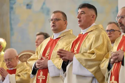 „Eucharystia powinna nas prowadzić do odkrycia kapłańskiej misji Ludu Bożego, kapłańskiej misji każdego z nas” – powiedział Biskup Rzeszowski podczas Mszy Wieczerzy Pańskiej, której przewodniczył w katedrze rzeszowskiej w Wielki Czwartek, 2 kwietnia 2026 r.
Podczas uroczystej liturgii Wielkiego Czwartku w katedrze rzeszowskiej, której przewodniczył bp Jan Wątroba, wierni zostali zaproszeni do refleksji nad tajemnicą Eucharystii, kapłaństwa oraz powołania całego Ludu Bożego do udziału w misji Chrystusa. Na zakończenie homilii biskup zachęcił do szczególnej modlitwy za kapłanów, zwłaszcza tych przeżywających trudności i kryzysy. „Panie Jezu, dobry pasterzu i towarzyszu wędrówki, dziś powierzamy Ci wszystkich kapłanów, ale zwłaszcza tych, którzy przechodzą chwilę kryzysu” – powiedział Biskup Rzeszowski. Wezwał także wspólnotę wiernych do troski o kapłanów poprzez modlitwę, życzliwość i wsparcie.
Wielkoczwartkowa liturgia w katedrze rzeszowskiej stała się nie tylko dziękczynieniem za dar Eucharystii i kapłaństwa, ale także wezwaniem do odnowienia świadomości odpowiedzialności każdego wiernego za życie Kościoła i świadectwo wiary w świecie. fot. ks. Jakub Oczkowicz