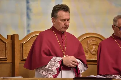 W Katedrze Rzeszowskiej podczas I Nieszporów Uroczystości św. Józefa Oblubieńca NMP odbył się obrzęd instalacji nowych kanoników Kapituły Katedralnej w Rzeszowie. Liturgii Nieszporów przewodniczył ks. Krzysztof Gołąbek, proboszcz Katedry i prepozyt Kapituły Katedralnej, który wygłosił również homilię. Uroczystości rozpoczęły się od odczytania przez ks. Gołąbka dekretu bp. Jana Wątroby o włączeniu nowych członków do grona Kapituły. Następnie nowi kanonicy złożyli wyznanie wiary oraz przysięgę wierności przy obejmowaniu urzędu wykonywanego w imieniu Kościoła.

Do grona kanoników katedralnych dołączyli: ks. dr Paweł Synoś – Wikariusz Biskupi do spraw duchowieństwa diecezjalnego, ks. Prałat dr Piotr Tarnawski – Sekretariat Stanu Stolicy Apostolskiej, ks. dr Marek Story – Dykasteria Nauki Wiary w Watykanie, ks. dr Stanisław Kamiński – Wikariusz Biskupi do spraw życia konsekrowanego, proboszcz Parafii św. Józefa w Głogowie Małopolskim, ks. kanonik Stanisław Jamiński – proboszcz Parafii NNMP w Rzeszowie – Staroniwa, ks. kanonik Tadeusz Pindara – proboszcz Parafii Matki Bożej Częstochowskiej w Rzeszowie, ks. dr Przemysław Drąg – proboszcz Parafii pw. Trójcy Przenajświętszej w Głogowie Małopolskim.

W diecezji rzeszowskiej istnieje kapituła katedralna i cztery kapituły kolegiackie: biecka, jasielska, kolbuszowska i strzyżowska. Historycznie kanonicy byli księżmi stanowiącymi grupę skupioną wokół biskupa miejsca, których zadaniem było pomaganie mu w zarządzaniu lokalnym Kościołem. Obowiązani byli określoną regułą, czyli kanonem praw, stąd właśnie pochodzi nazwa kanonik.

Poszczególne kapituły mają swoje charakterystyczne stroje, którymi wyróżniają się od pozostałych duchownych. Strojem kanoników kapitulnych jest sutanna z obszywkami i guzikami koloru fioletowego, pas fioletowy, następnie rokieta, mucet (fioletowa pelerynka) lub mantolet oraz łańcuch z dystynktorium. Fot. ks. Jakub Oczkowicz