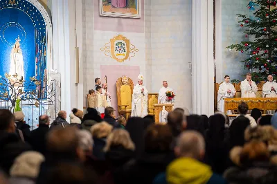 „Nasza wdzięczność jest szczególna wobec osób konsekrowanych za ich czytelne świadectwo wiary i za to, że żyjąc wiarą na co dzień ukazują chrystusowy styl życia” – mówił biskup Jan Wątroba podczas Mszy św. w katedrze rzeszowskiej w święto Ofiarowania Pańskiego. W Eucharystii, z okazji swojego święta patronalnego, uczestniczyły osoby konsekrowane posługujące w diecezji rzeszowskiej.
Mszy św. w katedrze rzeszowskiej przewodniczył bp Jan Wątroba, który modlił się w intencji osób konsekrowanych, przeżywających w święto Ofiarowania Pańskiego (02.02.) swoje święto patronalne. Eucharystię koncelebrował ks. Stanisław Kamiński, wikariusz biskupi ds. zakonnych, a także 9 kapłanów.
Na początku Mszy św. ks. Stanisław Kamiński powitał zebranych i wprowadził w przeżywaną liturgię. Następnie odbył się obrzęd błogosławieństwa świec i procesja z dolnego kościoła do głównej części katedry rzeszowskiej
Homilię wygłosił bp Jan Wątroba, który w pierwszej części, odnosząc się do przeżywanego święta, nawiązał do postawy Matki Najświętszej i św. Józefa. „Maryja uczy nas, że wierność Bogu oznacza wypełnianie prawa Bożego. Ona wypełniła wszystko bez wyjątku. Choć sama nie potrzebowała oczyszczenia, pozostała jednak posłuszna prawu. Skromna, prosta, uboga kobieta, poddana Bogu. W postawie Maryi i Józefa można dostrzec piękną lekcję dla rodziców i wychowawców. Rodzice powinni przedstawiać, czyli zawierzać swoje dzieci Panu Bogu. To jest gest wdzięczności wobec Stwórcy, a także znak wielkiej pokory wobec niełatwej misji rodzicielskiej i wychowawczej. Pełny rozwój człowieka dokonuje się dzięki Bożej łasce, a rodzice powinni się czuć narzędziem Bożej łaski, dlatego powinni często błogosławić swoje dzieci, modlić się za nie i z nimi oraz wciąż na nowo zawierzać je Panu Bogu” – mówił bp Wątroba.
Biskup Rzeszowski odnosząc się do obchodzonego Dnia życia konsekrowanego powiedział: „Trzy elementy wspólnoty: słowo, wierność i otwarcie na Ducha Świętego stanowią istotę życia każdej osoby konsekrowanej. Rozważać słowo Boże, trwać wiernie na modlitwie i być otwartym na to, co Duch Święty chce nam powiedzieć, to wypełnić powołanie do życia konsekrowanego, a jednocześnie wyznać wiarę w Kościół Chrystusowy. Nasza wdzięczność jest szczególna wobec osób konsekrowanych za ich czytelne świadectwo wiary i za to, że żyjąc wiarą na co dzień ukazują chrystusowy styl życia. Towarzyszą nam przez swoją pełną zatroskania miłosierną obecność, ale także przez milczącą obecność przepełnioną modlitwą w intencjach Kościoła, świata, a także poszczególnych osób i wspólnot”.
Po homilii osoby konsekrowane zgromadzone w katedrze odnowiły swoje przyrzeczenia.
Na zakończenie liturgii s. Agata Jakieła CSFN, referentka diecezjalna ds. życia konsekrowanego, podziękowała bp. Janowi Wątrobie za przewodniczenie liturgii i modlitwę w intencji osób życia konsekrowanego.
W Eucharystii w rzeszowskiej katedrze uczestniczyło prawie 100 osób życia konsekrowanego, a pośród nich ojcowie i bracia zakonni, siostry zakonne, wdowy i dziewice konsekrowane oraz członkowie instytutów świeckich. Śpiewy podczas liturgii wykonała Katedralna Schola Liturgiczna pod dyrekcją ks. Juliana Wybrańca, a przy organach zasiadł katedralny organista – Wiesław Siewierski. 

fot. Jola Warchoł