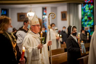 Mszy Świętej w święto Ofiarowania Pańskiego przewodniczył bp Jan Wątroba. W Eucharystii z okazji Dnia Życia Konsekrowanego uczestniczyli przedstawiciele sióstr i braci zakonnych, pustelnic, dziewic i wdów konsekrowanych oraz członków instytutów świeckich. Eucharystię koncelebrował ks. Stanisław Kamiński, wikariusz biskupi ds. zakonnych, a także 8 kapłanów. Homilię wygłosił bp Jan Wątroba. Śpiew podczas Mszy Świętej prowadziła Katedralna Schola Liturgiczna pod kierunkiem ks. Juliana Wybrańca przy akompaniamencie organowym Wiesława Siewierskiego. Fot. Paulina Lęcznar