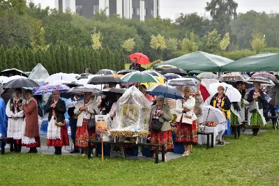 W niedzielę 29 sierpnia 2021 r. w Parku Papieskim w Rzeszowie odbyły się Dożynki Diecezjalne. Mimo deszczowej pogody do Parku Papieskiego przyjechało 57 delegacji z parafii diecezji rzeszowskiej z 65 wieńcami. Tegoroczną obsługę dożynek, w tym przygotowanie liturgii, zapewnili wierni i duszpasterze z dekanatu Rzeszów Wschód. Przed Mszą św. członkowie Stowarzyszenia Przyjaciół Ziemi Słocińskiej zaprezentowali program słowno-muzyczny. Podczas Mszy św. wystąpił chór z parafii św. Rocha w Rzeszowie pod dyrekcją Krzysztofa Husa oraz Gminna Orkiestra Dęta z Krasnego. Przed rozpoczęciem Mszy św. ks. Jerzy Uchman, diecezjalny duszpasterz rolników, przywitał przybyłych do Rzeszowa rolników, ogrodników, sadowników i pszczelarzy, wśród nich starostów dożynek: Marka Leśniewskiego i Teresę Kilar z parafii św. Rocha w Rzeszowie. Mszy św. przewodniczył bp Jan Wątroba. W koncelebrze uczestniczył bp Kazimierz Górny, ks. Wiesław Szurek oraz blisko dwudziestu księży. W długiej procesji z darami do ołtarza podeszły delegacje wszystkich obecnych parafii przynosząc chleby, wino, miód i owoce. Na zakończenie liturgii Biskup Rzeszowski pobłogosławił przyniesione płody ziemi. Po błogosławieństwie poszczególne delegacje, przedstawiane przez ks. Rafała Flaka, dyrektora Wydziału Duszpasterskiego Kurii Diecezjalnej w Rzeszowie, zaprezentowały swoje wieńce.  Fot. ks. Tomasz Nowak