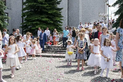 W uroczystość Najświętszego Ciała i Krwi Chrystusa Mszy Świętej w naszej Katedrze przewodniczył ks. proboszcz Krzysztof Gołąbek. Homilię wygłosił ks. Julian Wybraniec - wikariusz katedralny. Po zakończeniu liturgii wyruszyła procesja eucharystyczna do czterech ołtarzy rozmieszczonych wokół Katedry. W roku setnej rocznicy urodzin św. Jana Pawła II każdy z ołtarzy zawierał wizerunek Ojca Świętego i hasła inspirowane encykliką papieża pt. „Ecclesia de Eucharistia”: „Eucharystia sercem świata”, „Żyjemy dzięki Eucharystii”, „Eucharystia tworzy wspólnotę” i „Eucharystia bramą do nieba”. 