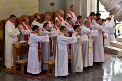 Mszą Świętą w naszej Katedrze rozpoczęły się XVI Mistrzostwa Polski Liturgicznej Służby Ołtarza w piłce nożnej o puchar „KnC”. W rozgrywkach 28 i 29 lipca 2021 r. weźmie udział 72 drużyny z 20 diecezji i 2 prowincji zakonnych. Zawody odbywają się ku pamięci śp. ks. Tomasza Blicharza.  Eucharystii przewodniczył bp Jan Wątroba. Mszę św. koncelebrowało ponad 40 księży – głównie opiekunowie drużyn sportowych z różnych diecezji. W Eucharystii uczestniczyła Stanisława Blicharz i Marcin Blicharz, mama i brat ks. Tomasz Blicharza, któremu dedykowany jest tegoroczny turniej (ks. Blicharz był przez wiele lat duszpasterzem Liturgicznej Służby Ołtarza Diecezji Rzeszowskiej, a także inicjatorem i głównym organizatorem poprzednich edycji mistrzostw LSO, które odbyły się w Rzeszowie w 2016 i 2018 r. Zmarł 17 października 2020 r. w wieku 39 lat). Po Mszy św. sportowcy z Liturgicznej Służby Ołtarza rozjechali się do czterech hal sportowych i na 8 Orlików na terenie Rzeszowa, Łąki, Trzebowniska i Tyczyna.  W zawodach uczestniczy 72 drużyny z 20 diecezji i 2 prowincji zakonnych w Polsce – jest to blisko 800 sportowców. Rywalizacja odbywa się w trzech kategoriach wiekowych: ministrant (roczniki urodzenia 2009-2013), lektor młodszy (2005-2008) i lektor starszy (2000-2004).  Diecezje rzeszowską reprezentują parafie: Gorlice (pw. Narodzenia NMP) i Rzeszów (pw. Bożego Ciała) w kategorii ministrant; Górno, Łowisko i Błażkowa w kategorii lektor młodszy oraz Zaczernie, Cmolas, Hermanowa, Rzeszów (pw. św. Mikołaja) i Tarnowiec w kategorii lektor starszy.  W poniedziałek, 28 czerwca zostaną rozegrane eliminacje. Drugi dzień zawodów również rozpocznie się Mszą św. w rzeszowskiej katedrze – Eucharystii będzie przewodniczył bp Edward Białogłowski. Ceremonię wręczenia nagród i zakończenia przewidziano na godz. 15.00 w Hali Sportowej Młodzieżowego Ośrodka Socjoterapii przy ul. Miłocińskiej w Rzeszowie.  Głównym organizatorem turnieju jest miesięcznik „KnC” – „Króluj nam Chryste”. Gospodarzami są: Diecezja Rzeszowska i Liturgiczna Służba Ołtarza Diecezji Rzeszowskiej.  Tekst i zdjęcia: ks. Tomasz Nowak 