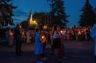 W niedzielę 13 sierpnia przeżywaliśmy kolejne w tym roku Nabożeństwo Fatimskie. O godz. 18.40 zostały przedstawione prośby i podziękowania do Matki Bożej Fatimskiej, w intencji których sprawowana była także Msza Święta. Eucharystii przewodniczył ks. Piotr Fortuna (proboszcz parafii Rzeszów-Matysówka), homilię zaś wygłosił ks. Jan Pyziak (proboszcz parafii Rzeszów-Matysówka w latach 1985-2018). Po Mszy Świętej wyruszyła procesja z figurą Matki Bożej, podczas której modlitwę różańcową prowadzili przedstawiciele parafii Rzeszów-Zalesie wraz ze swoim duszpasterzem ks. Łukaszem Jaskiem. Modlitwę ubogaciła obecność Orkiestry Dętej pod dyrekcją Tadeusza Cielaka. Nabożeństwo zakończył Apel Jasnogórski. fot. Joanna Prasoł