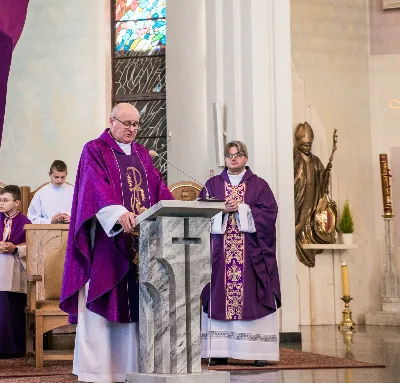 W V Niedzielę Wielkiego Postu, podczas Mszy Świętej o godz. 12:00, ks. Krzysztof Gołąbek – proboszcz naszej Katedry, przyjął do grona Liturgicznej Służby Ołtarza siedmiu nowych ministrantów. Po odpowiednim przygotowaniu, pod czujnym okiem ks. Pawła Wójcika oraz animatorów Adama i Miłosza, chłopcy otrzymali stopień ministranta choralisty – po raz pierwszy założyli kołnierzyki i otrzymali legitymacje ministranckie. To wyjątkowy moment i ogromna radość dla naszej wspólnoty! Podczas Mszy Świętej zaśpiewała Dziewczęca Schola Katedralna. Serdecznie gratulujemy chłopcom odwagi oraz życzymy wytrwałości w tej pięknej służbie przy Ołtarzu Pana Jezusa. Jeśli chcesz dołączyć do grona ministrantów – serdecznie zapraszamy! Zainteresowanych prosimy o kontakt z ks. Pawłem Wójcikiem.
fot. Antoni Ważny