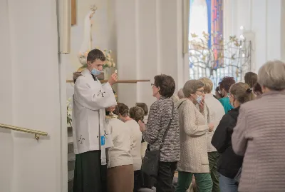 "Gwiazdo śliczna, wspaniała, o fatimska Maryja! Do Ciebie się uciekamy, o Maryjo, Maryjo!" Słowami tej pieśni licznie zgromadzeni w katedralnej świątyni wierni rozpoczęli kolejne w tym roku uroczyste nabożeństwo fatimskie. Wrześniowej modlitwie przewodniczyła parafia pw. Św. Michała Archanioła w Rzeszowie. Wielu parafian przybyło do Katedry w pieszej pielgrzymce pod przewodnictwem księdza Czesława Matuły. Przed Mszą Świętą, przy figurze Pani Fatimskiej, dk. Marcin Murawski odczytał liczne prośby i podziękowania do Matki Bożej. Uroczystej Eucharystii przewodniczył oraz Słowo Boże wygłosił proboszcz parafii pw. Św. Michała Archanioła w Rzeszowie - ks. Michał Bator. Kaznodzieja ukazał wartość i moc modlitwy. Za wzór postawił setnika, który spotyka się z czułym Jezusem. Tak jak Bóg znał potrzeby setnika, tak samo zna i nasze potrzeby i problemy. Jednak, jak przypomniał ks. Michał, każdy z nas musi przyjąć postawę setnika: uznać swój grzech i swoją niemoc. Wtedy Bóg będzie mógł działać w naszym życiu. W dalszej części homilii kaznodzieja przypomniał sylwetkę błogosławionej matki Elżbiety Czackiej, będącej dla nas wzorem cierpliwości i oczekiwania. Potrzebujemy czasu, aby łaska Boża przemieniła nasze serce – przypomniał kaznodzieja. Ta cierpliwość pomaga odkrywać Boży plan na nasze życie. Po zakończeniu Eucharystii wszyscy zgromadzeni wyruszyli w procesji różańcowej z figurą Matki Bożej Fatimskiej oraz relikwiami błogosławionych Hiacynty i Franciszka. Wierni prosili, aby Boże słowo wypełniało się w ich codzienności. Tej części nabożeństwa przewodniczył ks. Jakub Oczkowicz wraz z przedstawicielami parafii pw. Św. Michała Archanioła. Wspólną modlitwę zakończyło odśpiewanie Apelu Jasnogórskiego oraz adoracja Najświętszego Sakramentu. Na koniec ks. Krzysztof Gołąbek – proboszcz Katedry, dziękując wszystkim za obecność i wspólne czuwanie przy Matce Bożej, zaprosił na ostatnie w tym roku, październikowe nabożeństwo fatimskie.  fot. Małgorzata Ryndak