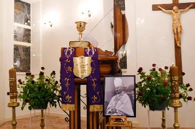 Trumna z ciałem Ks. Infułata wystawiona była w kryptach w dolnym kościele. Wszyscy, którzy pragnęli pożegnać osobiście Zmarłego i pomodlić się indywidualnie, mogli to uczynić w poniedziałek i wtorek od godz. 6.00 do godz. 19.00, w środę od godziny 6.00 do godziny 14.00. fot. Joanna Prasoł