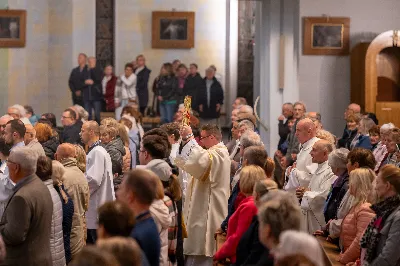 Ponad 100 lat temu, w roku 1917 r. w Fatimie, Matka Boża każdego 13. dnia miesiąca od maja do października objawiała się trójce dzieci: Łucji, Hiacyncie i Franciszkowi. Prosiła ich wówczas o odmawianie modlitwy różańcowej w intencji pokoju na świecie i nawrócenia grzeszników. Wzorem tych wydarzeń w wielu parafiach w Polsce i na świecie prowadzone są nabożeństwa fatimskie. Nie inaczej jest w rzeszowskiej katedrze, gdzie 13 października zakończono cykl tegorocznych spotkań modlitewnych przy figurze Pani Fatimskiej. Wieczór fatimski rozpoczął się o godz. 18:40 odczytaniem próśb i podziękowań do Matki Bożej Fatimskiej. Wcześniej wierni mogli skorzystać z sakramentu pokuty. O godz. 19:00 odprawiono uroczystą Mszę Świętą, której przewodniczył ks. Andrzej Szpaczyński – ojciec duchowny w Wyższym Seminarium Duchownym w Rzeszowie. Wygłosił on także homilię, w której nawiązał do liturgii słowa z dnia, przyrównując ją do myślenia współczesnego człowieka. „Jezus mówi do nas «Kto nie jest ze mną, jest przeciwko mnie». Można pomyśleć: jestem teraz w kościele, modlę się, spowiadam, przyjmuję sakramenty, ale czy rzeczywiście jestem z Jezusem czy tylko z Nim bywam? Czy jestem w Jego obecności cały czas czy jedynie bywam z Nim przez pewne chwile w ciągu dnia? Być z Jezusem to być po Jego stronie, mieć podobne myślenie, jak On, które przejawia się w czynach, podejmowanych decyzjach, a także w patrzeniu na drugiego. To wiara jest filtrem, który pozwala zobaczyć w drugim człowieku nie przeciwnika, ale brata – nawet jeśli jest on inny lub myśli inaczej. Wiara może pomagać wchodzić z nim w relację. Warto zadać sobie pytanie: czy mam w sobie ten filtr, ten sposób patrzenia, dzięki któremu jestem po stronie Jezusa?”. Następnie celebrans przywołał wydarzenia z portugalskiego miasteczka: „Choć nie jesteśmy świadkami cudu słońca, który zobaczył dziesięciotysięczny tłum 13 października 1917 w Fatimie, to słyszymy dzisiaj wezwanie do nawrócenia i pokuty. Każdy z nas jest wezwany, by się nawracać. Być może nawróceniu powinno ulec nasze spojrzenie na innych, by zobaczyć w nich dobro, a na świat patrzeć z wiarą”. Mszę Świętą koncelebrowali ks. Bogusław Babiarz – dyrektor administracyjny WSD w Rzeszowie, ks. Krzysztof Gołąbek – proboszcz parafii katedralnej oraz ks. Michał Rurak – katedralny wikariusz. Posługę w czasie liturgii pełnili alumni rzeszowskiego seminarium, którzy wraz z diakonem Łukaszem prowadzili także modlitwę różańcową z rozważaniami opartymi o historię błogosławionej rodziny Ulmów. Korzystając z ciepłej, jesiennej pogody po zakończonej Mszy Świętej odbyła się procesja na placu przed świątynią z figurą Pani Fatimskiej. Wierni z świecami w rękach zawierzali siebie, swoje rodziny i wszelkie troski w modlitwie różańcowej. Duchowo łączyli się z nimi słuchacze katolickiego radia VIA, które transmitowało całe nabożeństwo. Przed wyśpiewaniem Apelu Jasnogórskiego ks. Krzysztof, proboszcz parafii katedralnej, podsumował tegoroczne nabożeństwa fatimskie, dziękując wiernym za uczestnictwo w uwielbieniu Boga za przyczyną Pani Fatimskiej. W sposób szczególny podziękowania skierował do braci alumnów z roku propedeutycznego, życząc, aby modlitwa przy figurze Matki Bożej z Fatimy umacniała rozeznawanie drogi ich powołania. Wyrazy wdzięczności popłynęły w stronę kapłanów z dekanatu Rzeszów-Katedra, sióstr zakonnych, orkiestry pod batutą Tadeusza Cielaka, która uświetniała każde z tegorocznych nabożeństw oraz słuchaczy katolickiego radia VIA. Do godz. 22:00 w świątyni trwała adoracja Najświętszego Sakramentu, w której wierni licznie uczestniczyli. Od listopada do kwietnia 13. dnia miesiąca w świątyni katedralnej prowadzona jest modlitwa różańcowa przy figurze Matki Bożej Fatimskiej o godz. 17:30. Niech wezwanie Maryi do codziennej modlitwy różańcowej przyświeca nam nie tylko w październiku i przy okazji nabożeństw fatimskich, ale każdego dnia. 
tekst: Angelika Karnasiewicz 
fot. Jola Warchoł