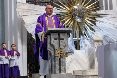 W środę popielcową (22.02.) biskup Jan Wątroba odprawił w katedrze rzeszowskiej Mszę Świętą na rozpoczęcie Wielkiego Postu. Homilię wygłosił ks. Sławomir Jeziorski, który prowadzi rekolekcje wielkopostne w parafii katedralnej. Podczas Eucharystii odbył się obrzęd posypania głów popiołem. Śpiew podczas liturgii prowadziła Katedralna Schola Liturgiczna. Liturgia była transmitowana przez Radio VIA.
fot. Joanna Prasoł